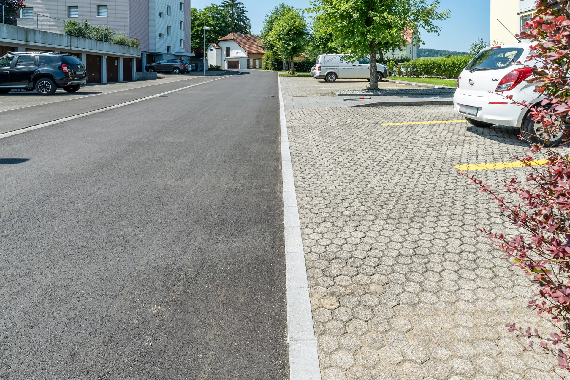 Rand- und Schalenstein HQR grau einseitig gefast Oberseite und 1 Längsseite teils gestrahlt L 35 cm B 12 cm H 20 cm