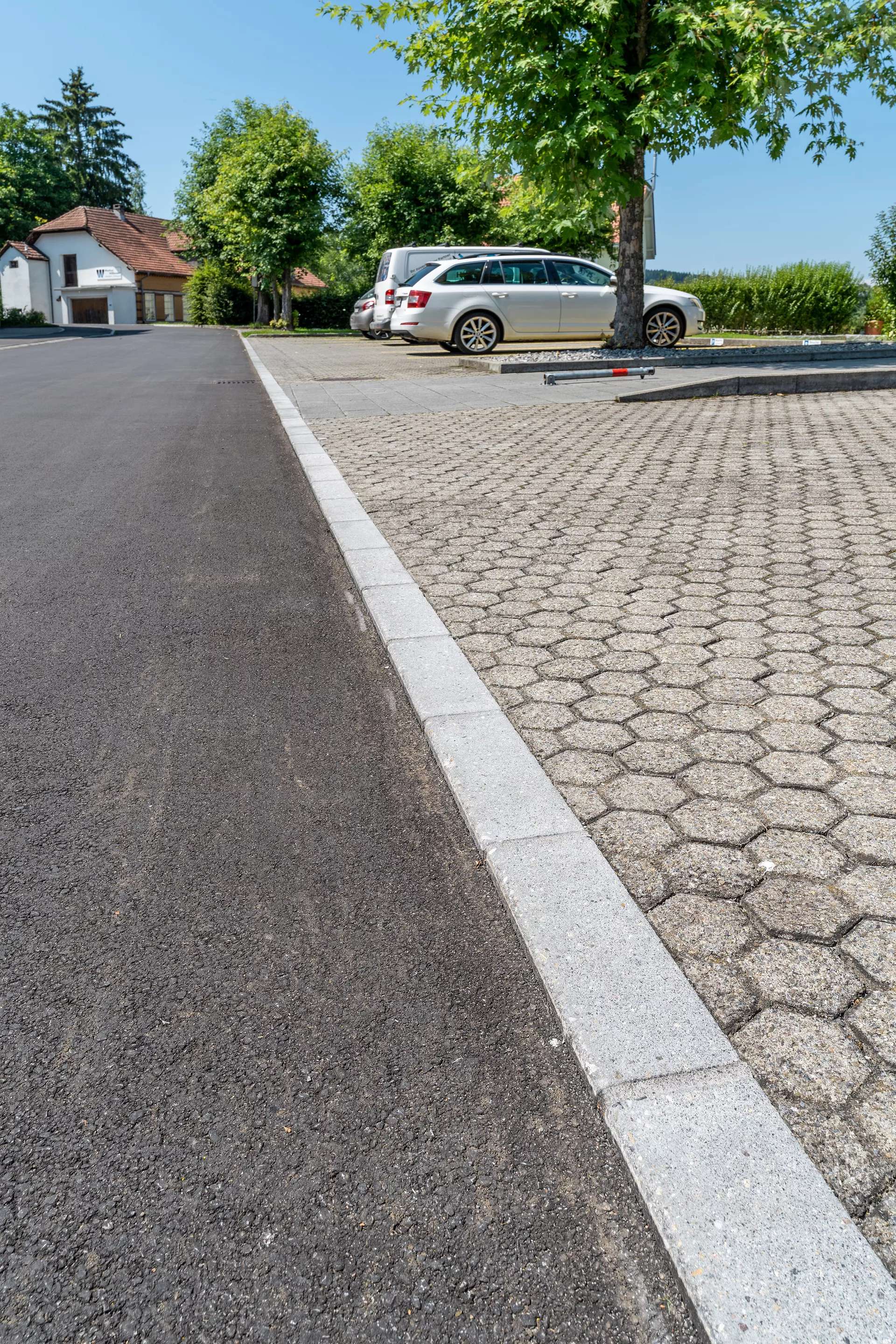 Rand- und Schalenstein HQR grau einseitig gefast Oberseite und 1 Längsseite teils gestrahlt L 35 cm B 12 cm H 20 cm