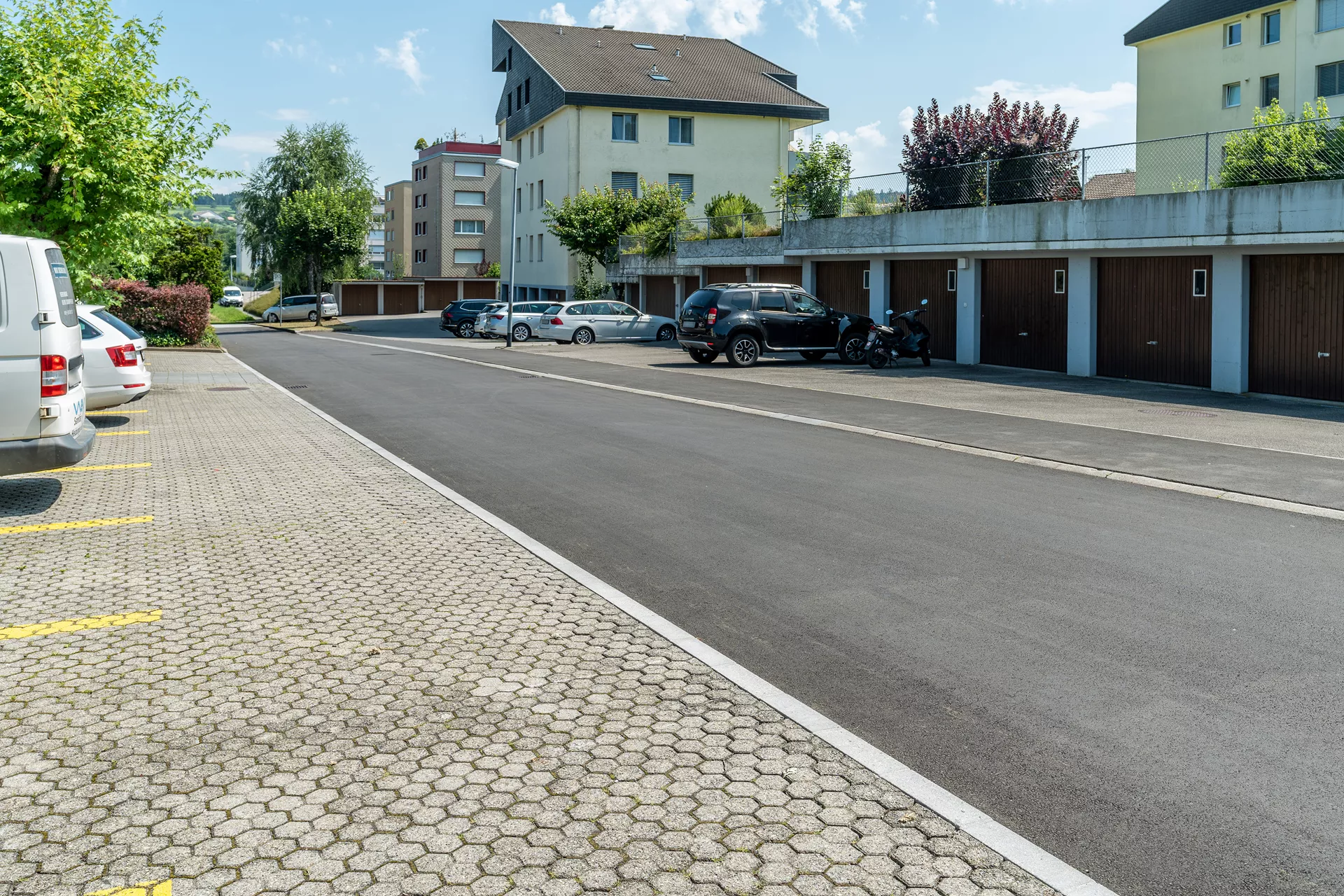 Rand- und Schalenstein HQR grau einseitig gefast Oberseite und 1 Längsseite teils gestrahlt L 35 cm B 12 cm H 20 cm