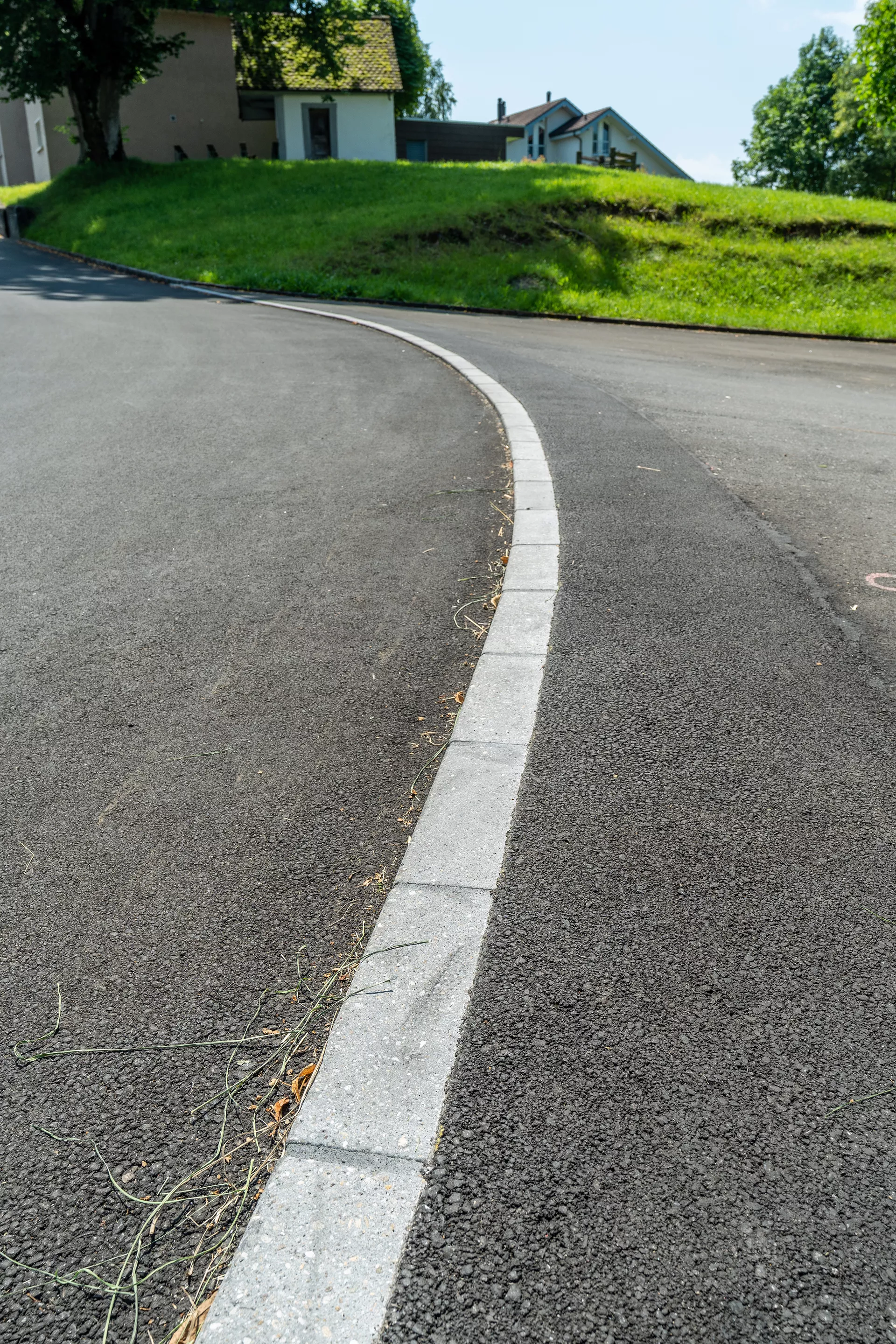 Rand- und Schalenstein HQR grau einseitig gefast Oberseite und 1 Längsseite teils gestrahlt L 35 cm B 12 cm H 20 cm