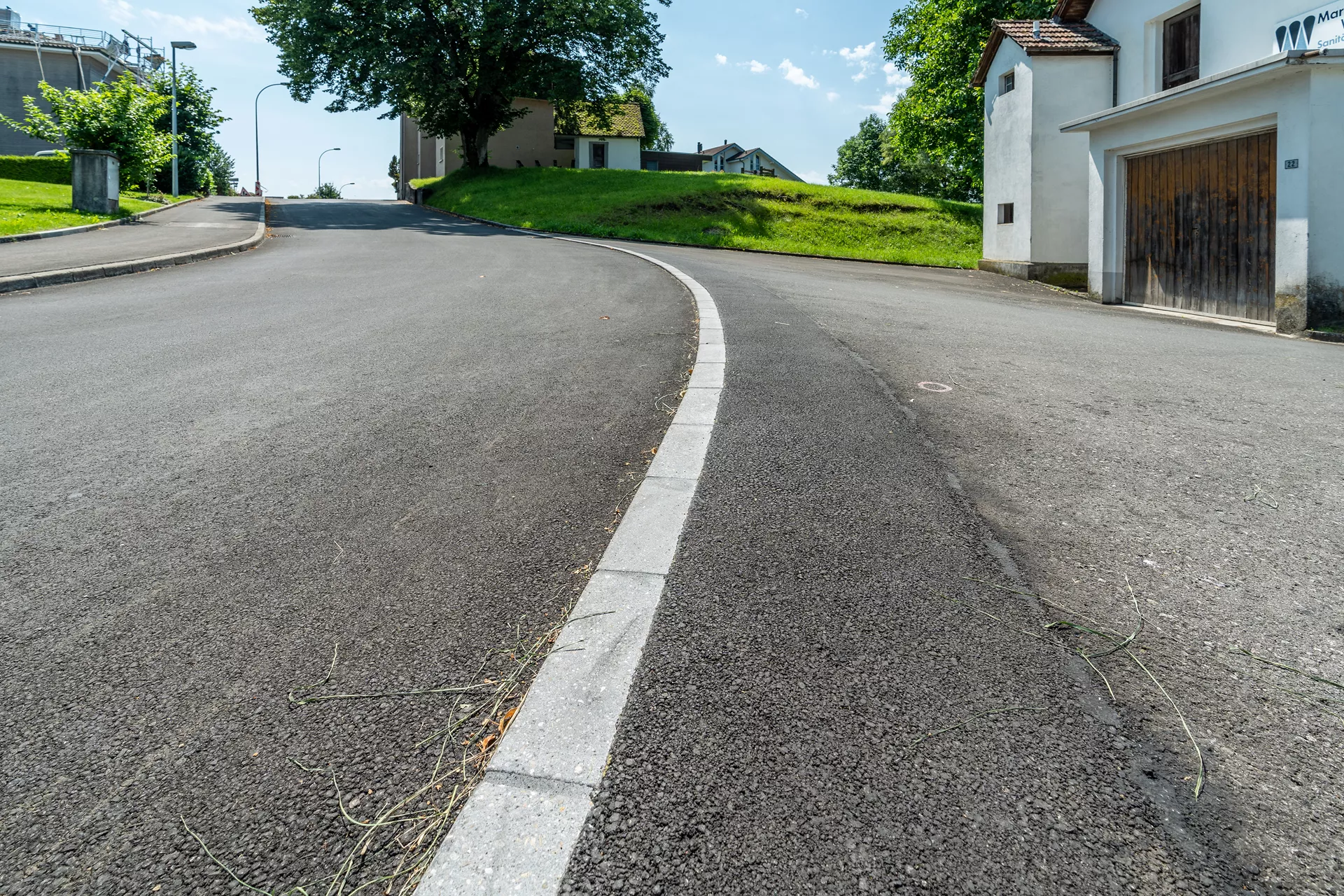 Rand- und Schalenstein HQR grau einseitig gefast Oberseite und 1 Längsseite teils gestrahlt L 35 cm B 12 cm H 20 cm