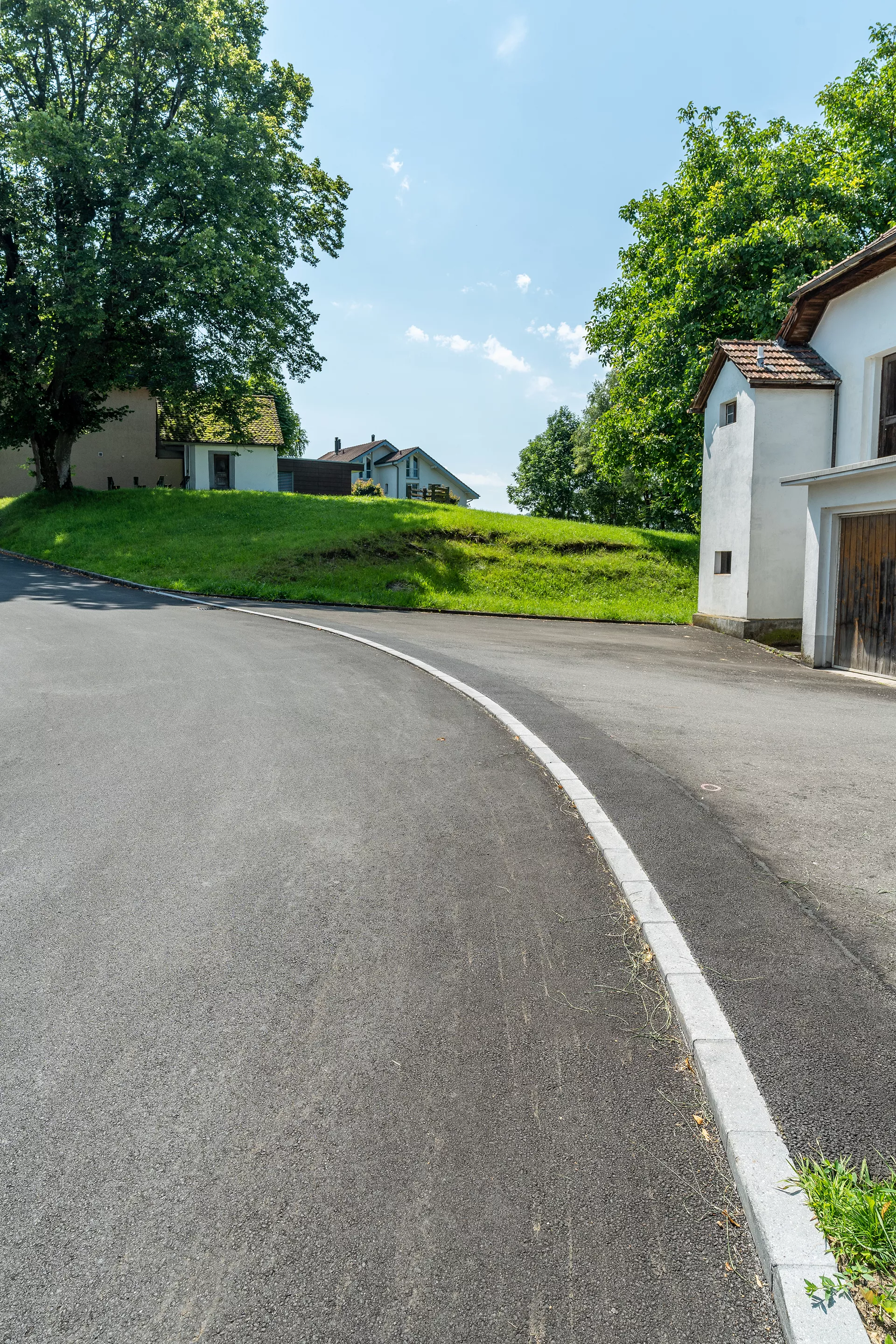Rand- und Schalenstein HQR grau einseitig gefast Oberseite und 1 Längsseite teils gestrahlt L 35 cm B 12 cm H 20 cm