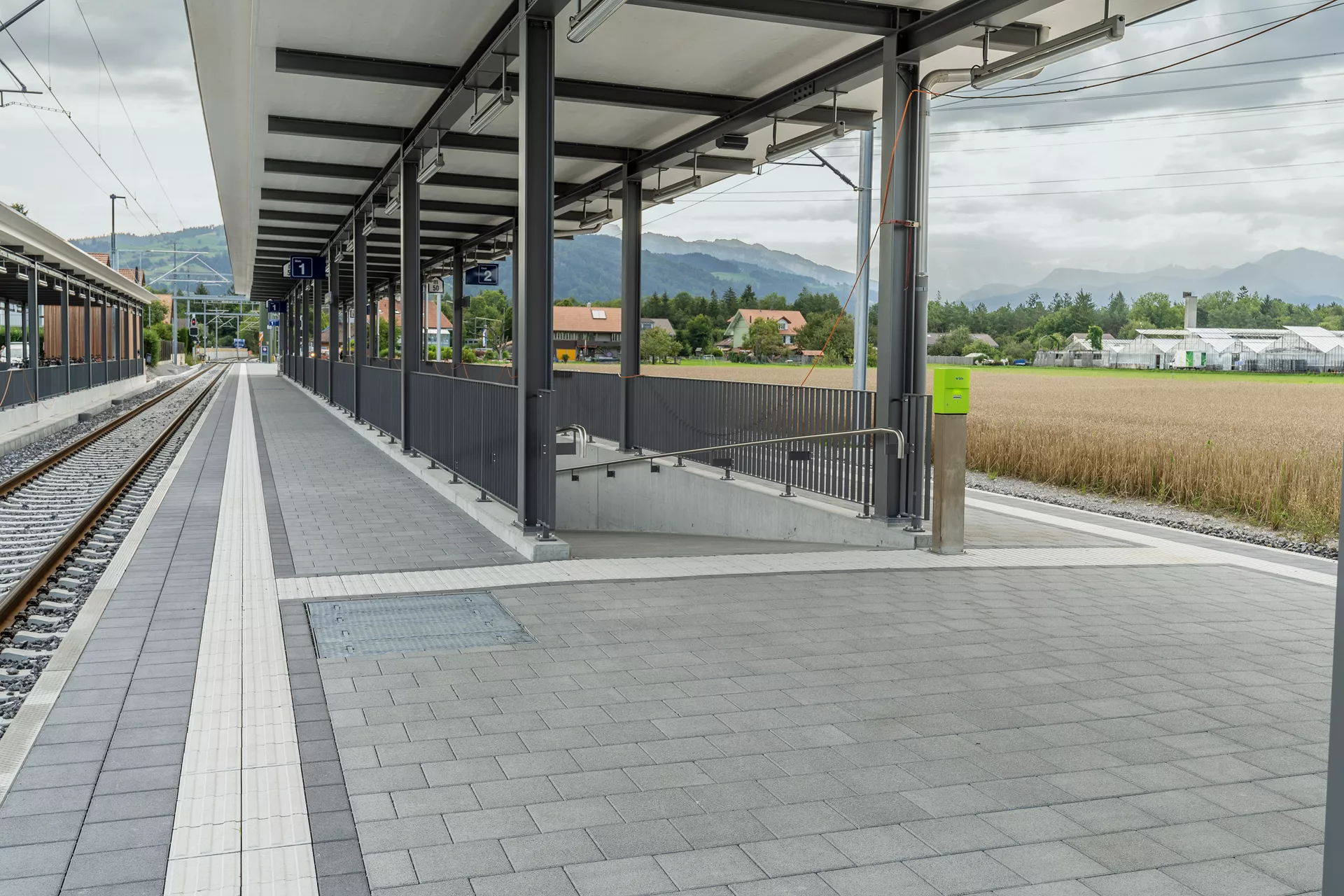 CARENA Sicherheitslinienpflasterstein Typ S und N mit Nockenverbund weiss mit 3 taktilen Linien L 25 cm B 18.75 cm H 6.4 cm