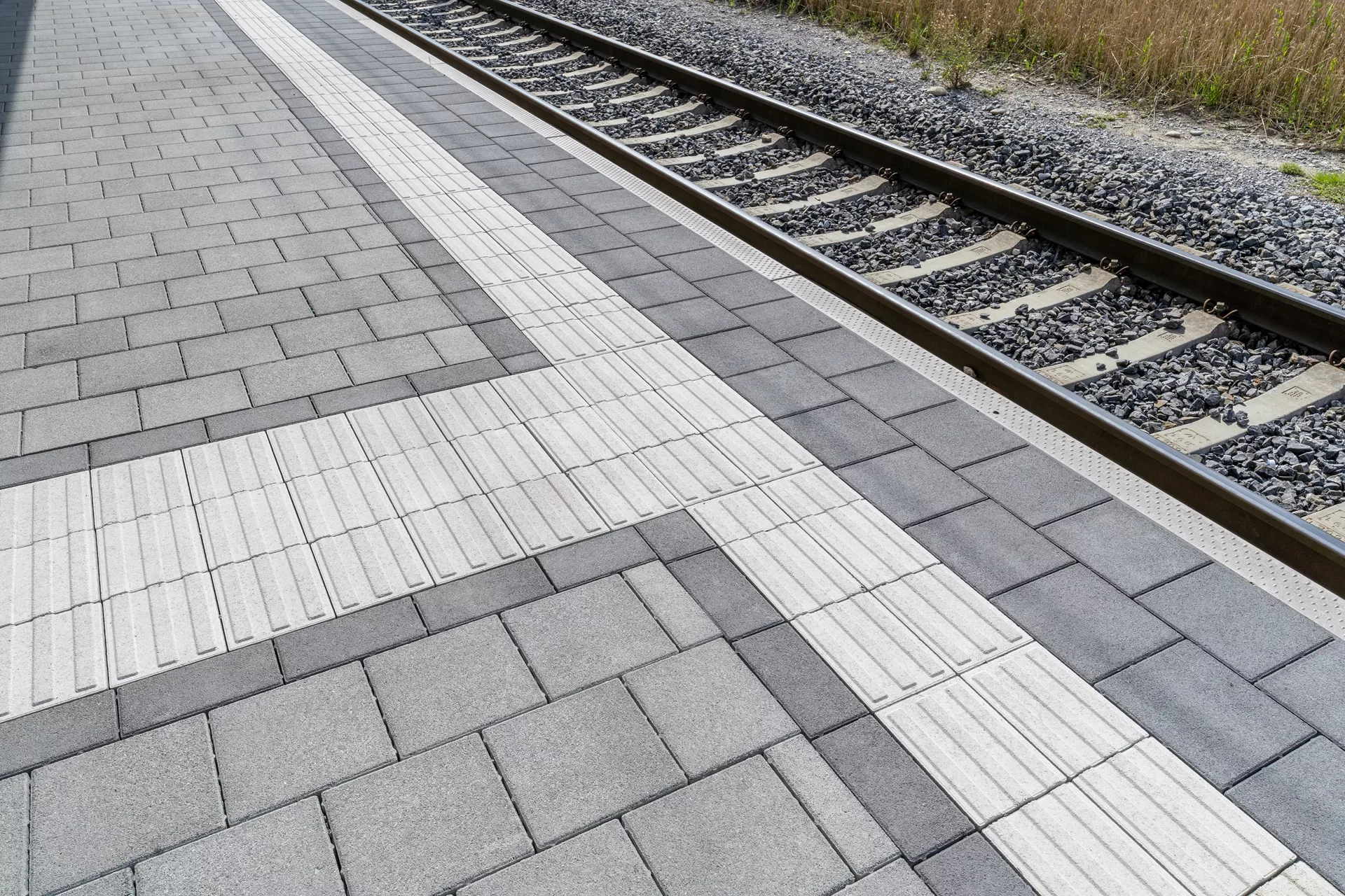 CARENA Sicherheitslinienpflasterstein Typ S Seitenstein mit Nockenverbund weiss mit 6 taktilen Linien L 37.5 cm B 25 cm H 8.4 cm