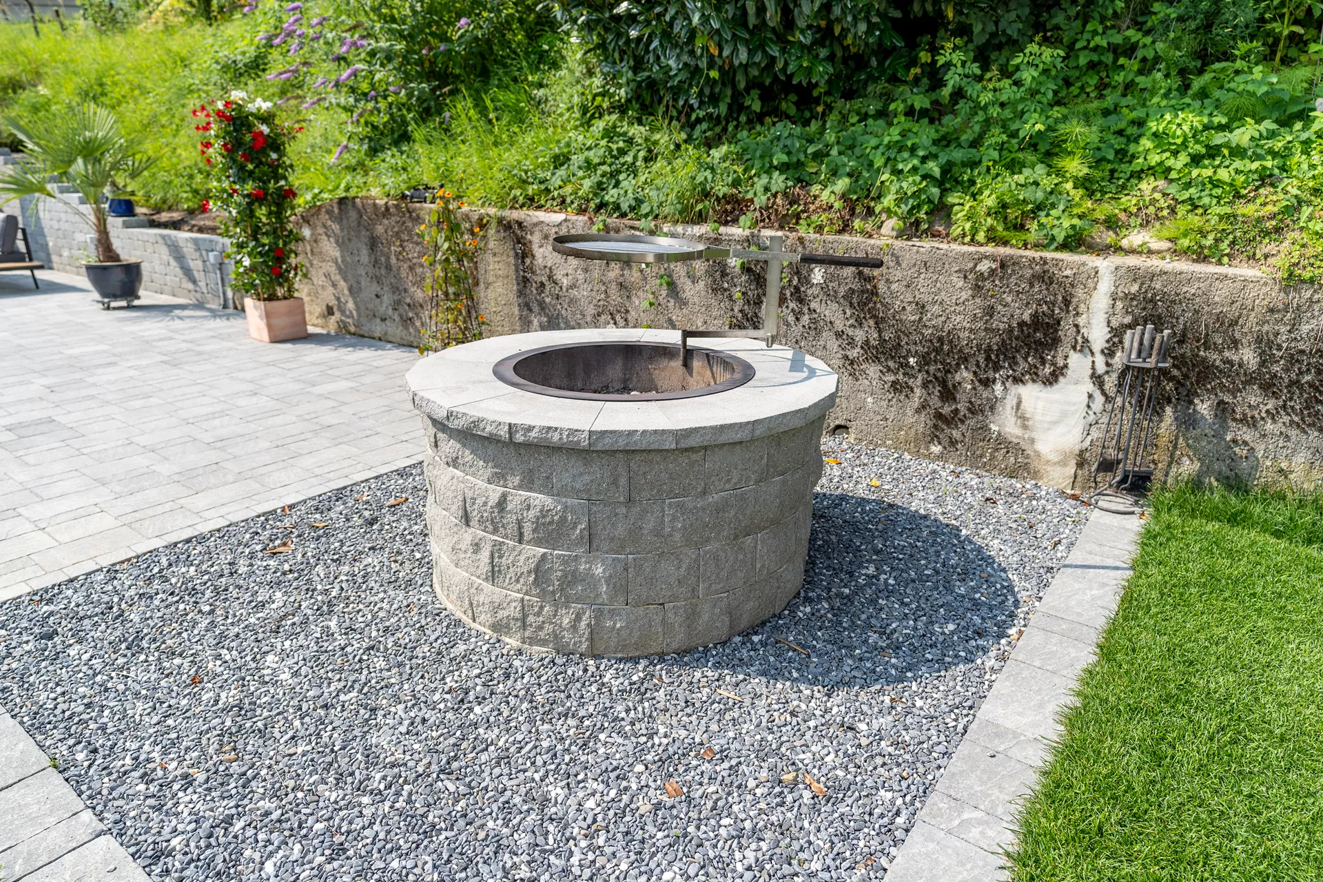 SANTURO Feuerstelle Set aus Weinbergmauerst. 1-s. gesp. Kanten gebrochen B 25 cm grau 5-lagig D 125 cm H 75 cm