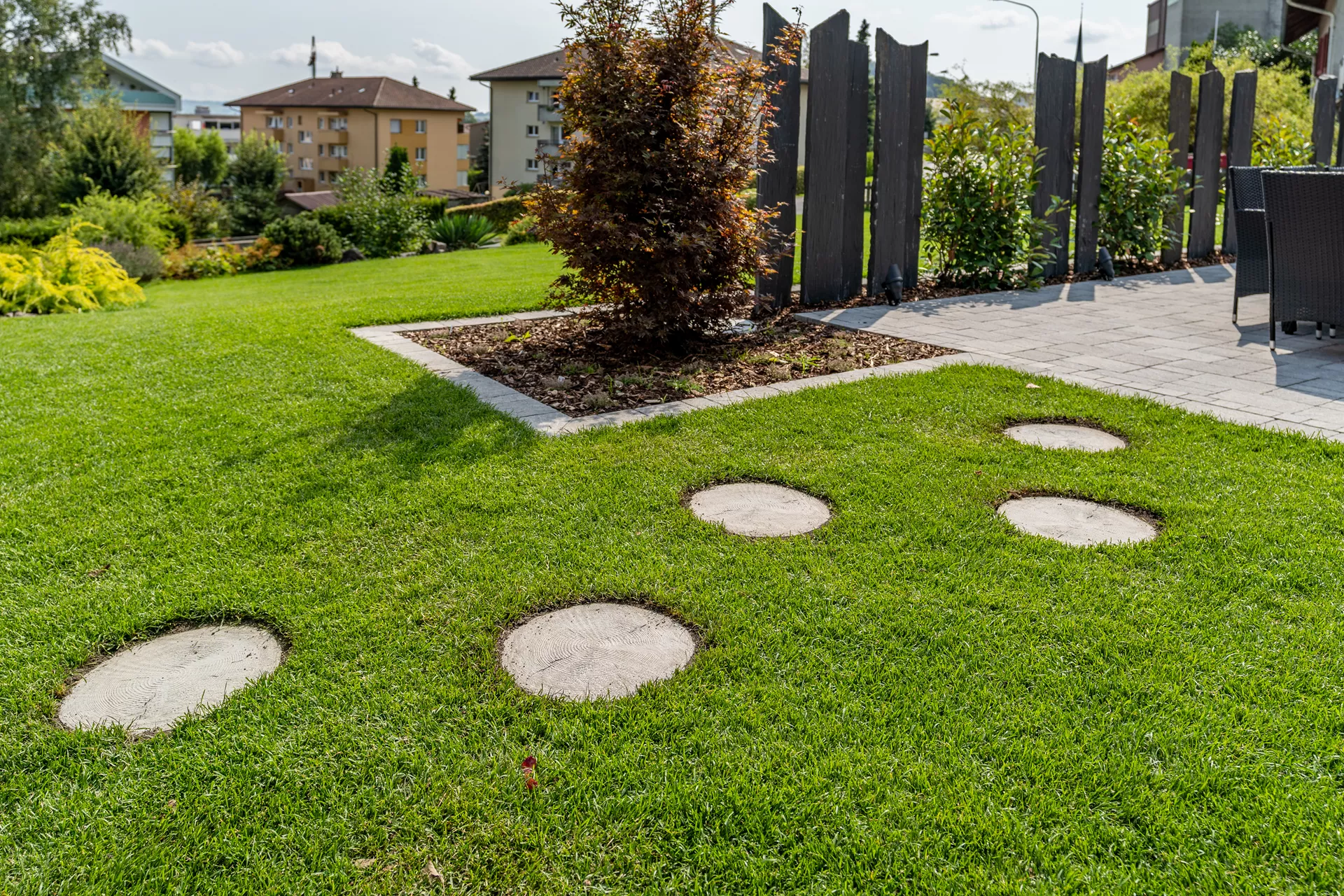 LENIA Schrittplatte rund mit Holzstruktur naturgrau strukturiert gerundet D 35-37.5 cm H 4 cm