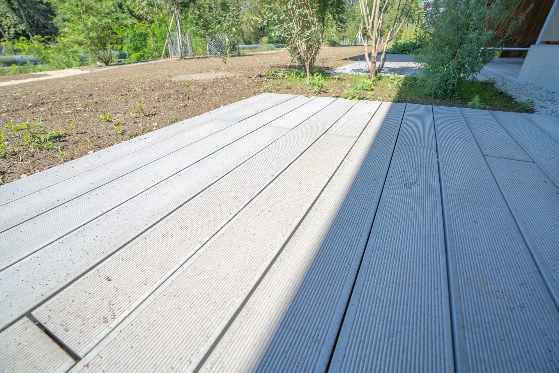 BOSCUS Betonbrett mit einseitiger Rillenstruktur grau strukturiert gerundet L 166.5 cm B 14.3 cm H 4 cm