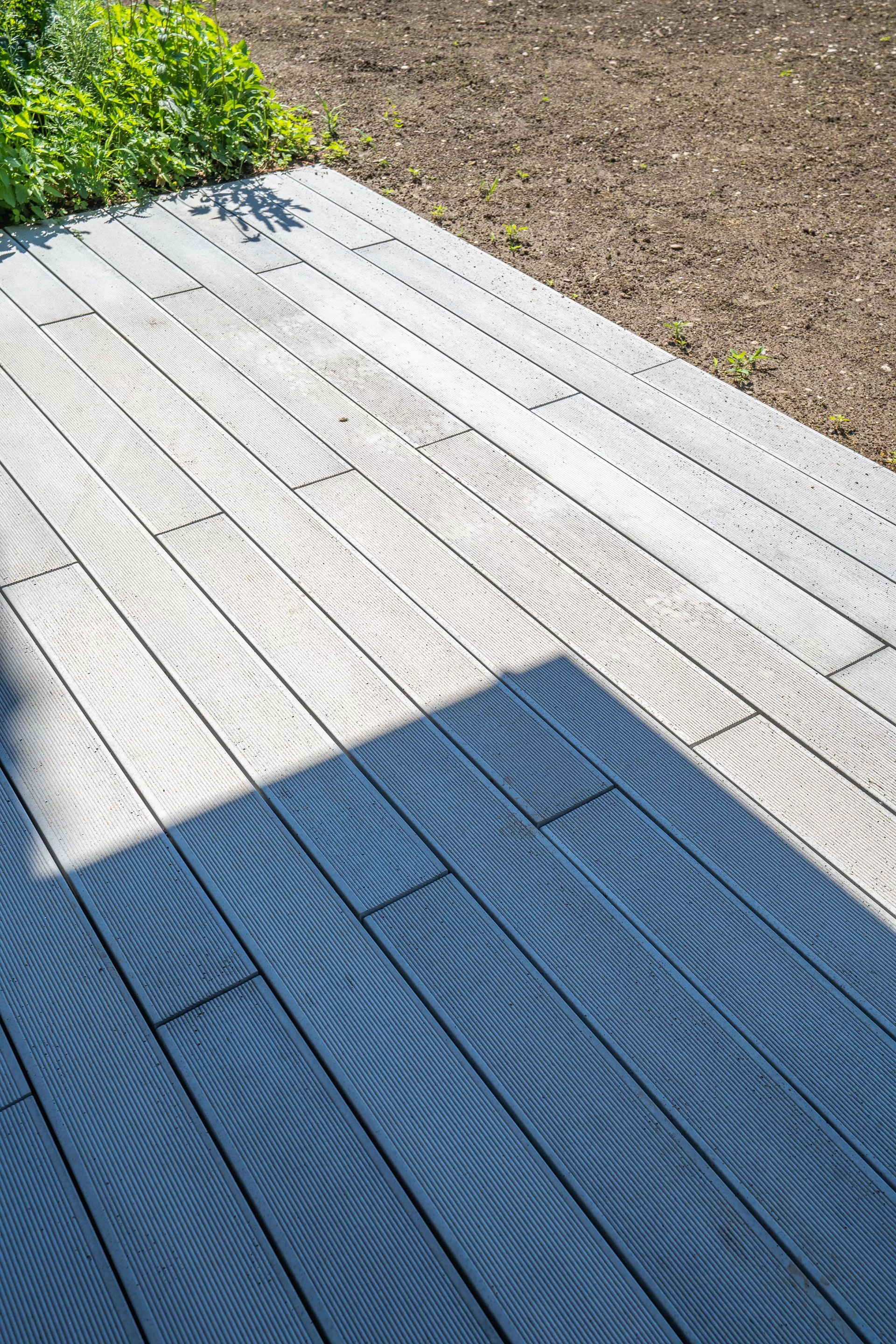 BOSCUS Betonbrett mit einseitiger Rillenstruktur grau strukturiert gerundet L 166.5 cm B 14.3 cm H 4 cm