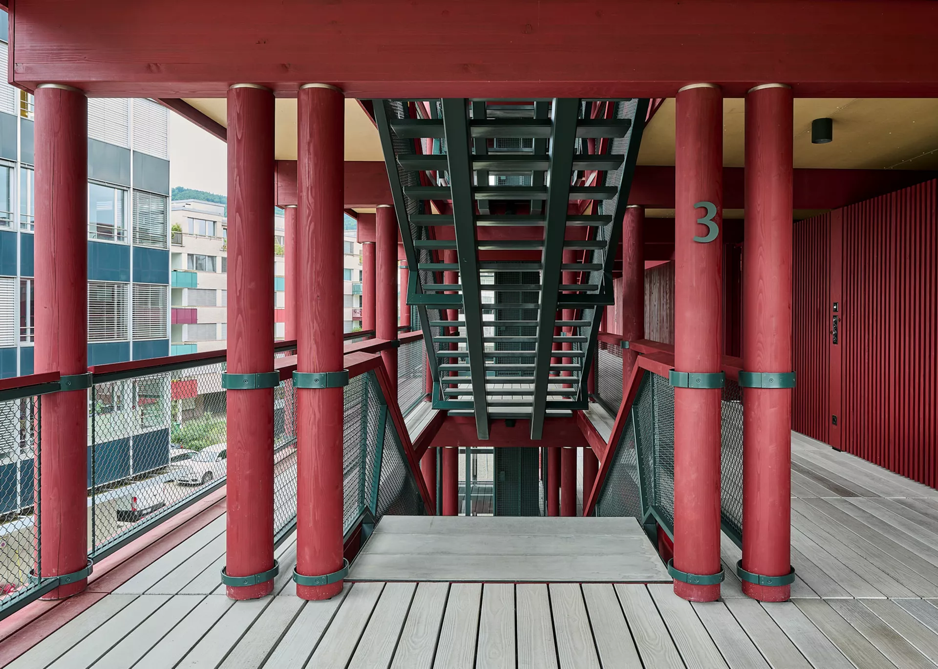 BOSCUS Betonbrett mit einseitiger Holzstruktur grau strukturiert gerundet L 166.5 cm B 14.3 cm H 4 cm