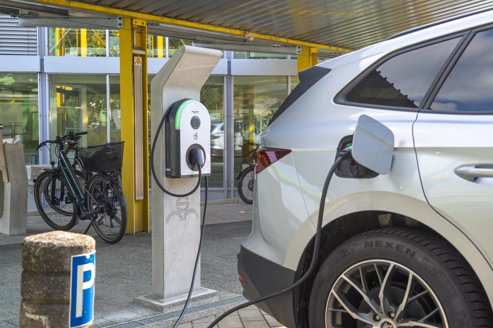 Betonelement für Ladestation einfach grau glatt vollkantig bewehrt L 34 cm B 34 cm H 166 cm