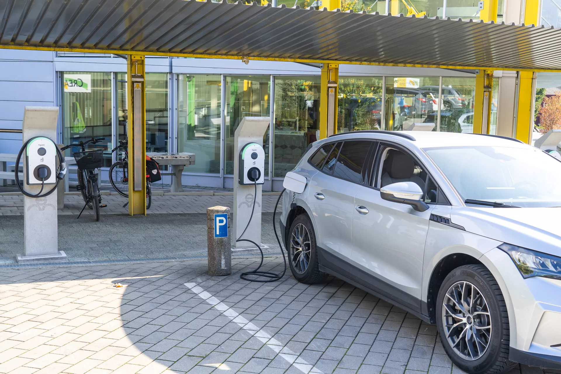 Betonelement für Ladestation einfach grau glatt vollkantig bewehrt L 34 cm B 34 cm H 166 cm