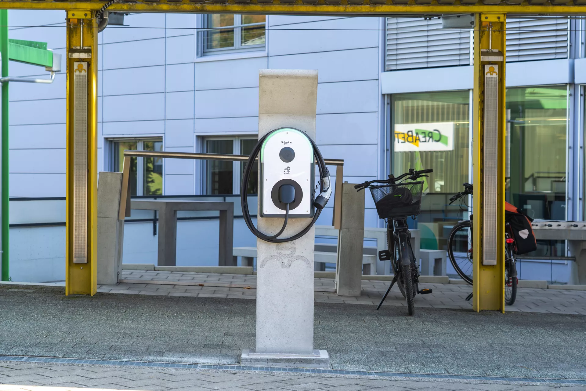 Betonelement für Ladestation einfach grau glatt vollkantig bewehrt L 34 cm B 34 cm H 166 cm