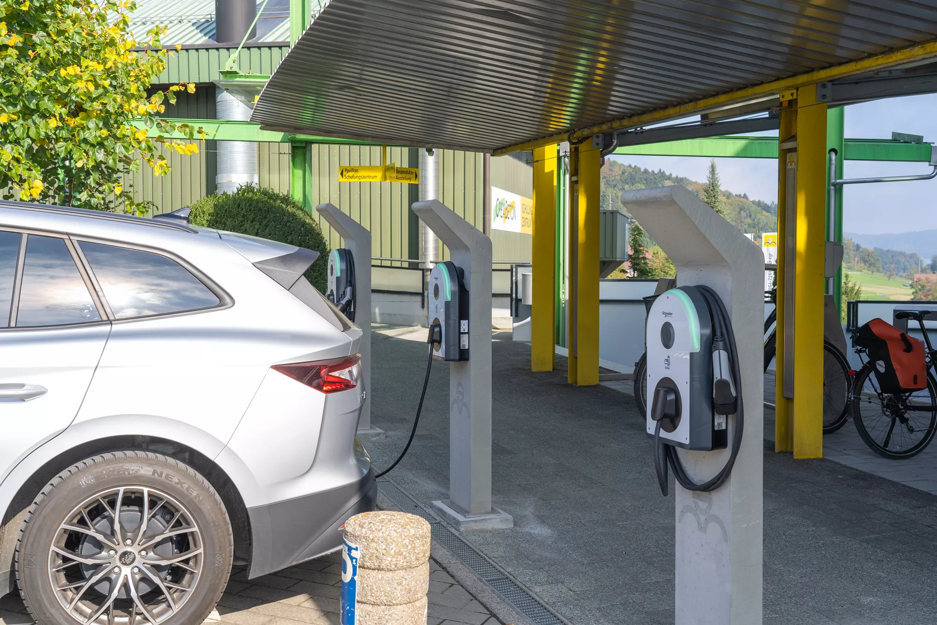 Betonelement für Ladestation einfach grau glatt vollkantig bewehrt L 34 cm B 34 cm H 166 cm