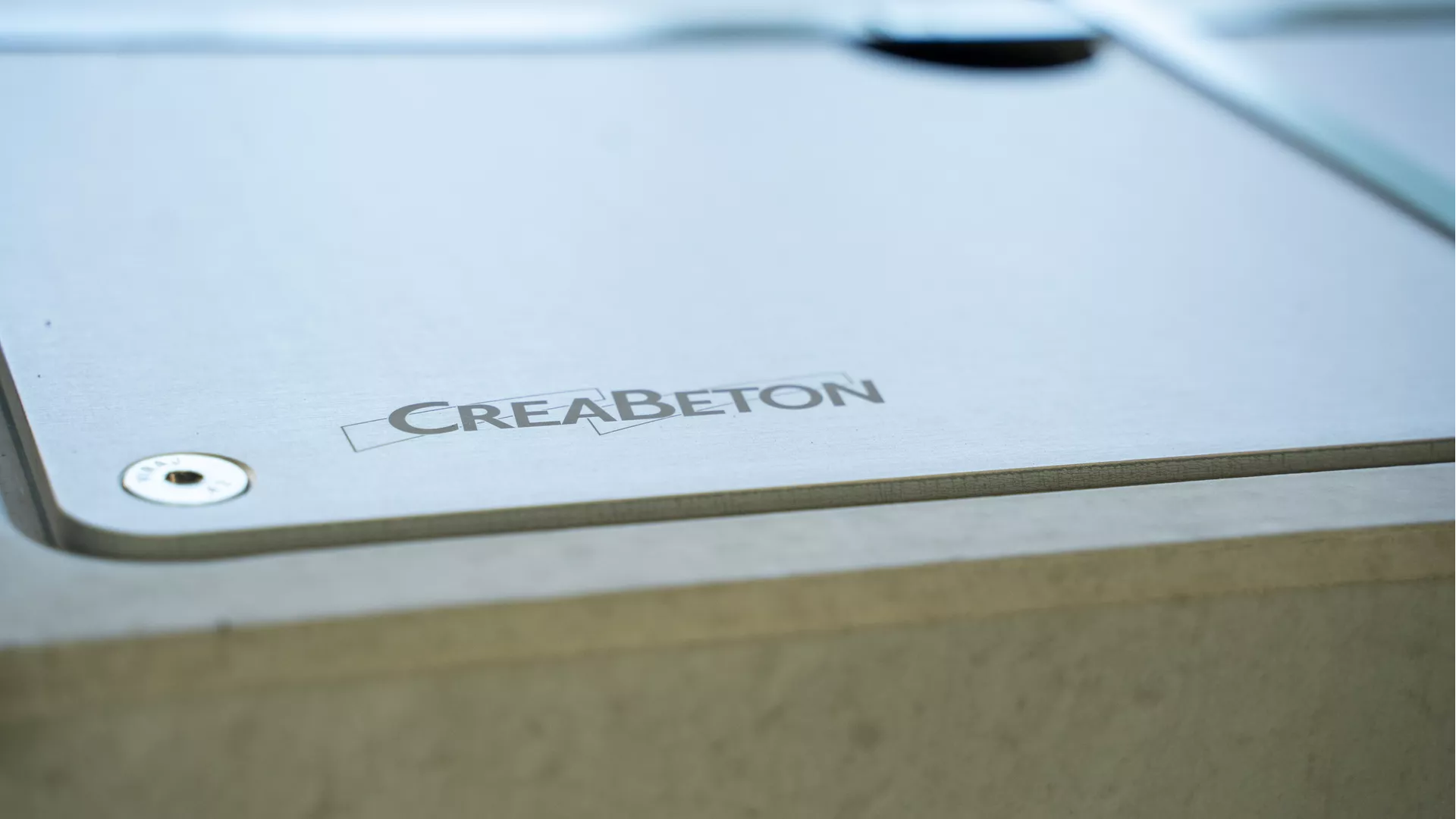 Betonelement für Ladestation einfach grau glatt vollkantig bewehrt L 34 cm B 34 cm H 166 cm