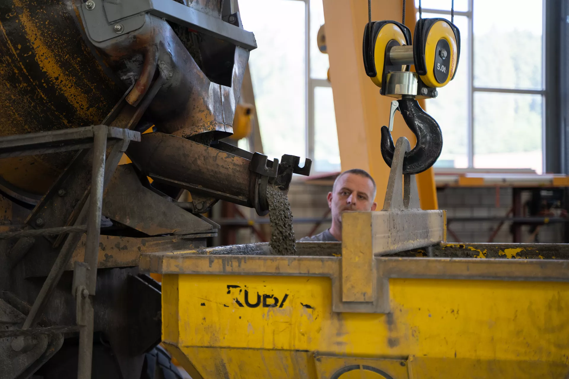 Betonelement für Ladestation einfach grau glatt vollkantig bewehrt L 34 cm B 34 cm H 166 cm