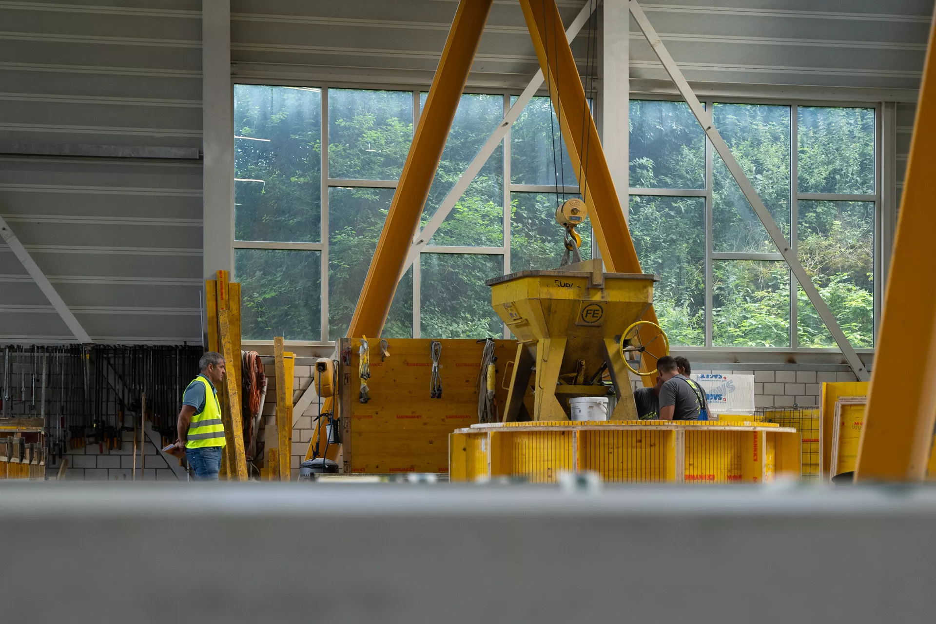 Betonelement für Ladestation einfach grau glatt vollkantig bewehrt L 34 cm B 34 cm H 166 cm