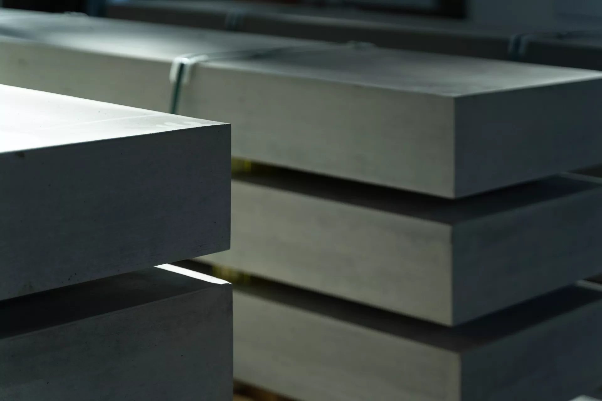 Betonelement für Ladestation einfach grau glatt vollkantig bewehrt L 34 cm B 34 cm H 166 cm