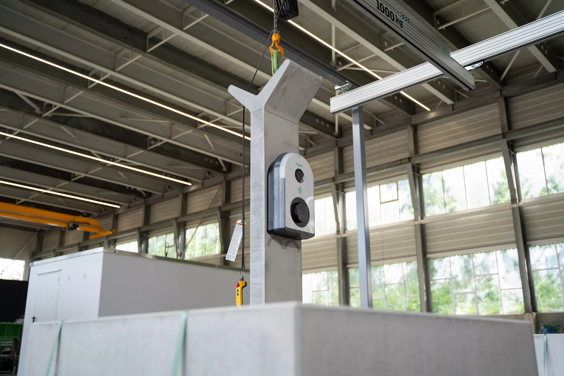 Betonelement für Ladestation einfach grau glatt vollkantig bewehrt L 34 cm B 34 cm H 166 cm