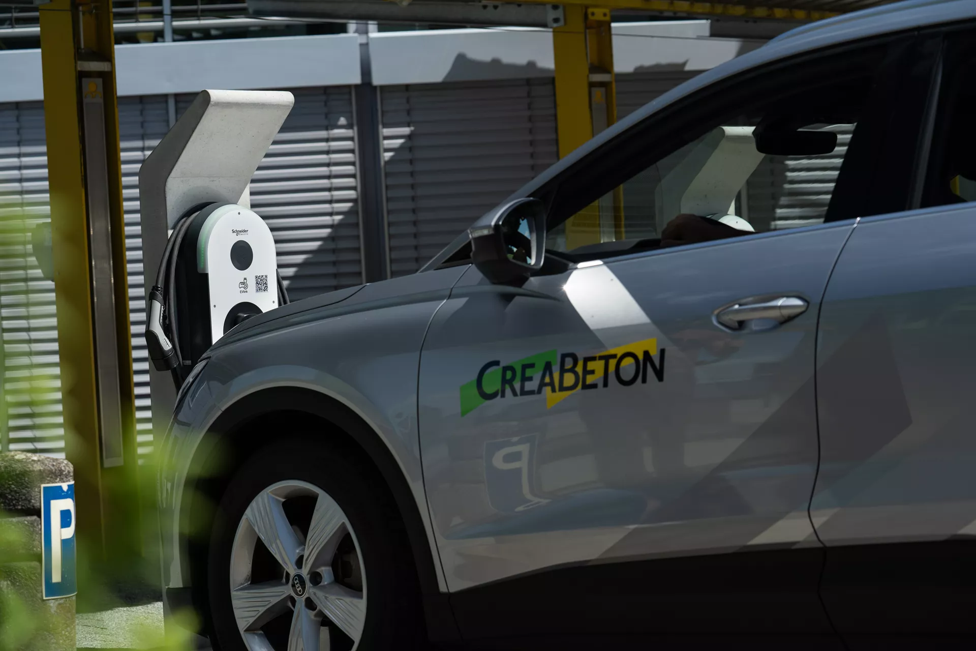 Betonelement für Ladestation einfach grau glatt vollkantig bewehrt L 34 cm B 34 cm H 166 cm