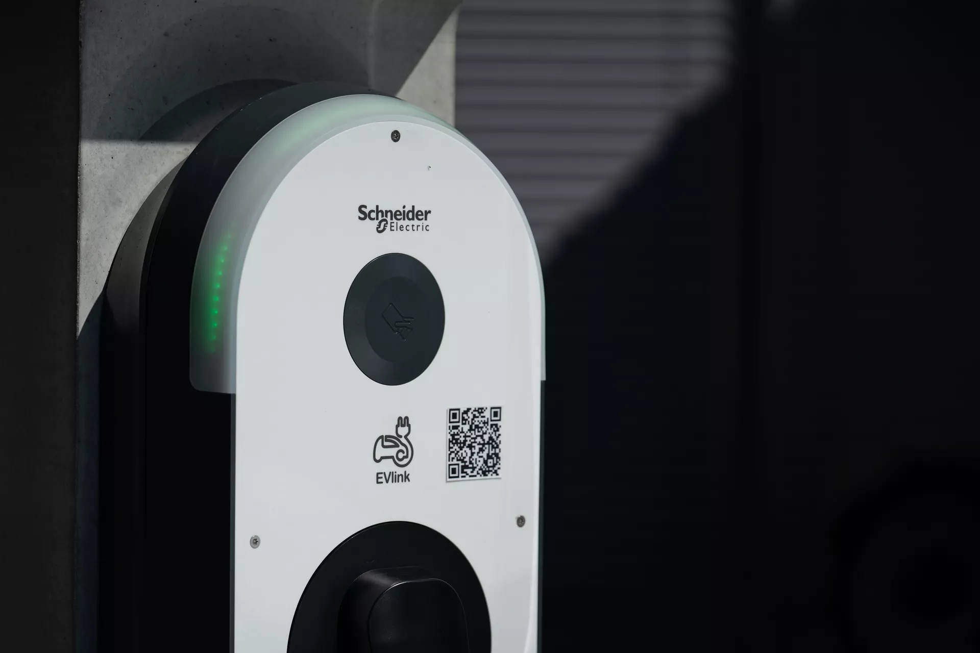 Betonelement für Ladestation einfach grau glatt vollkantig bewehrt L 34 cm B 34 cm H 166 cm