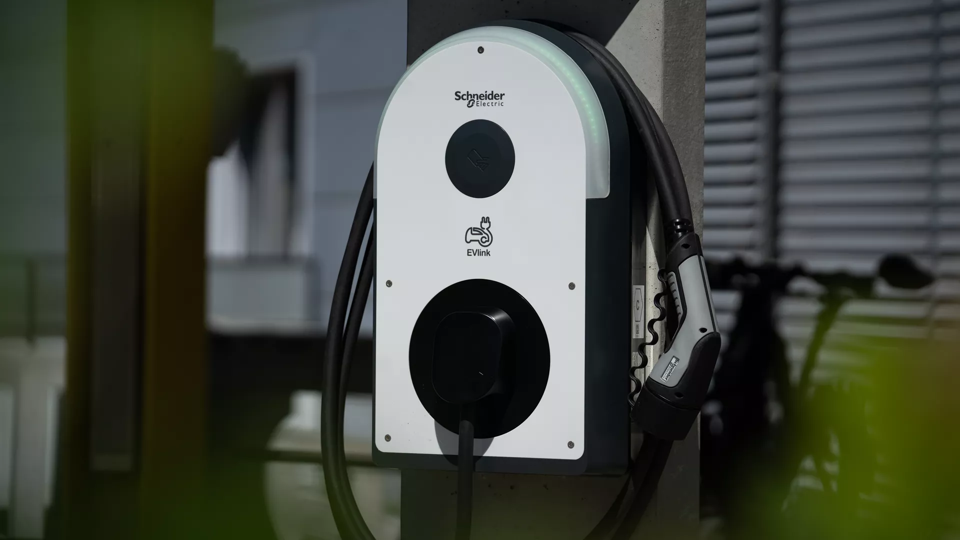 Betonelement für Ladestation einfach grau glatt vollkantig bewehrt L 34 cm B 34 cm H 166 cm