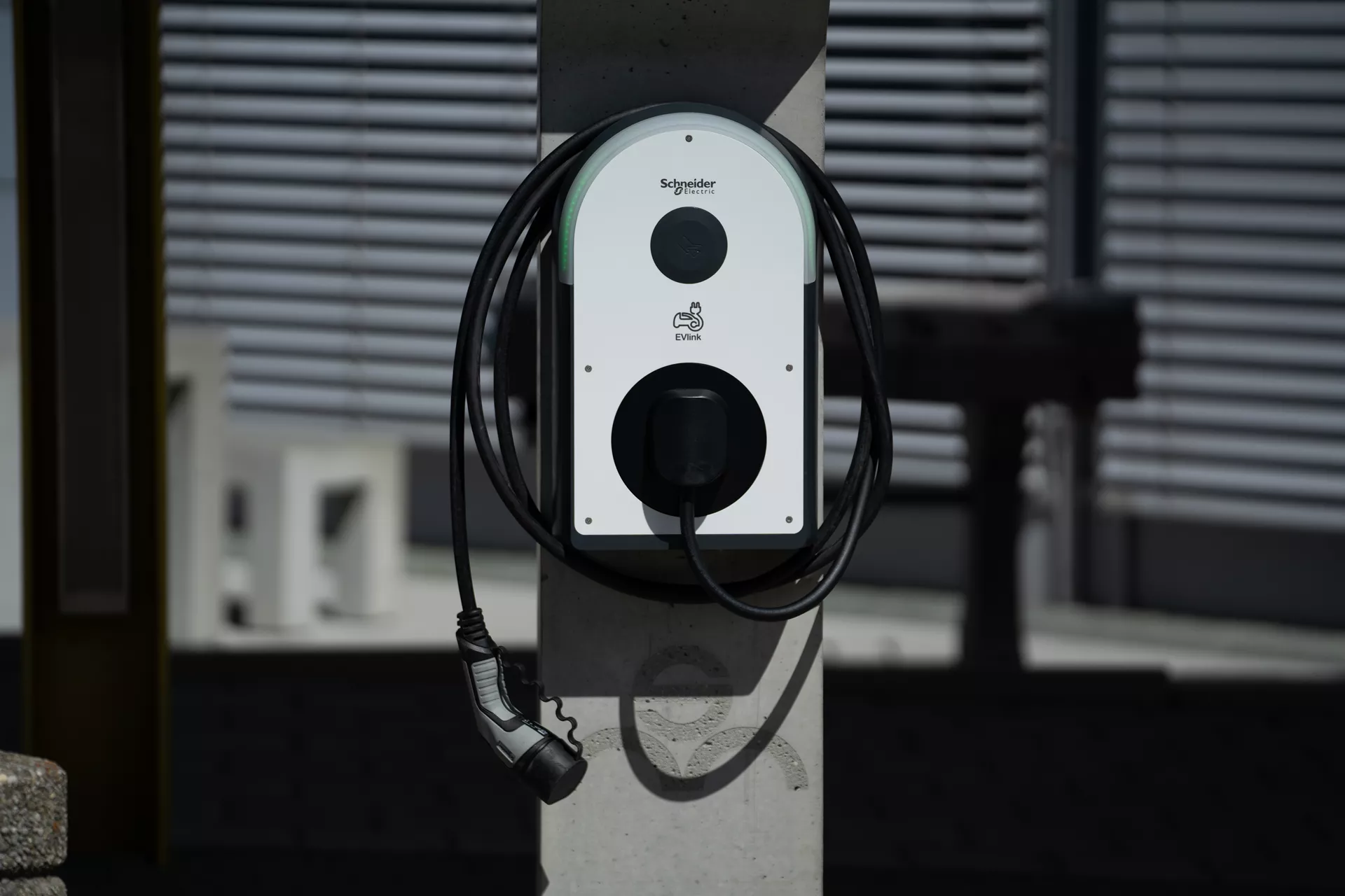 Betonelement für Ladestation einfach grau glatt vollkantig bewehrt L 34 cm B 34 cm H 166 cm