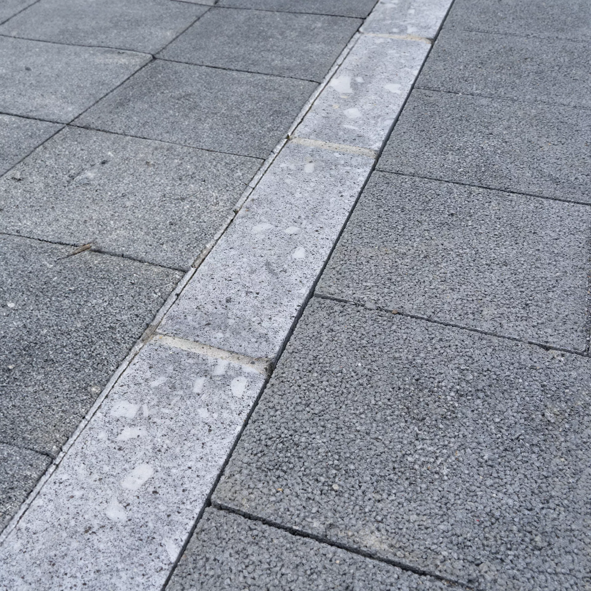 Randabschlussstein grau glatt Kanten leicht gerundet gegossen L 100 cm B 10 cm H 15 cm