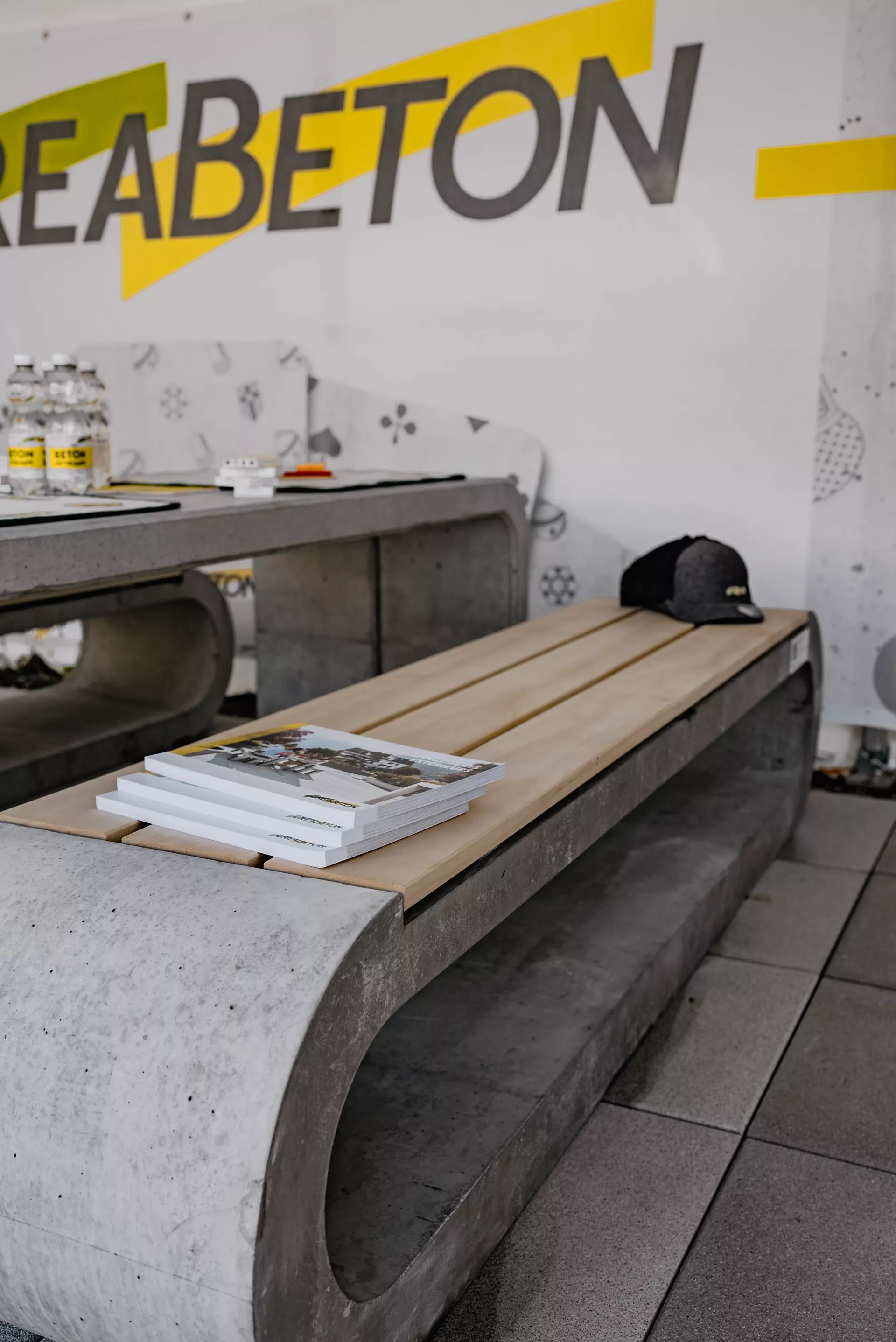 EDEN Sitzbank mit Holzrost gerundet grau glatt vollkantig bewehrt L 220 cm B 45 cm H 45 cm W 8-10 cm