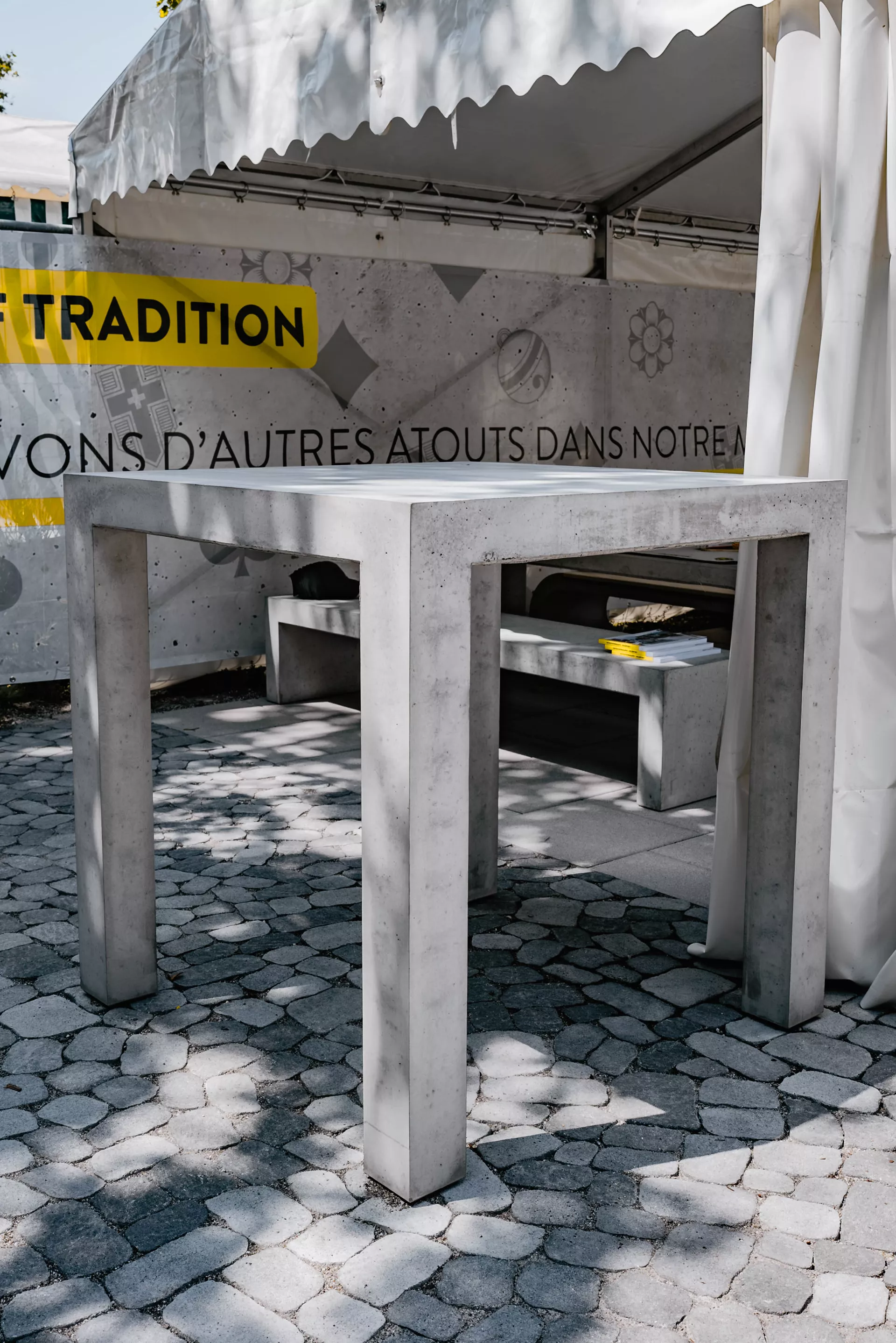 INTERMEZZO Stehtisch light grau glatt vollkantig bewehrt L 110 cm B 110 cm H 110 cm