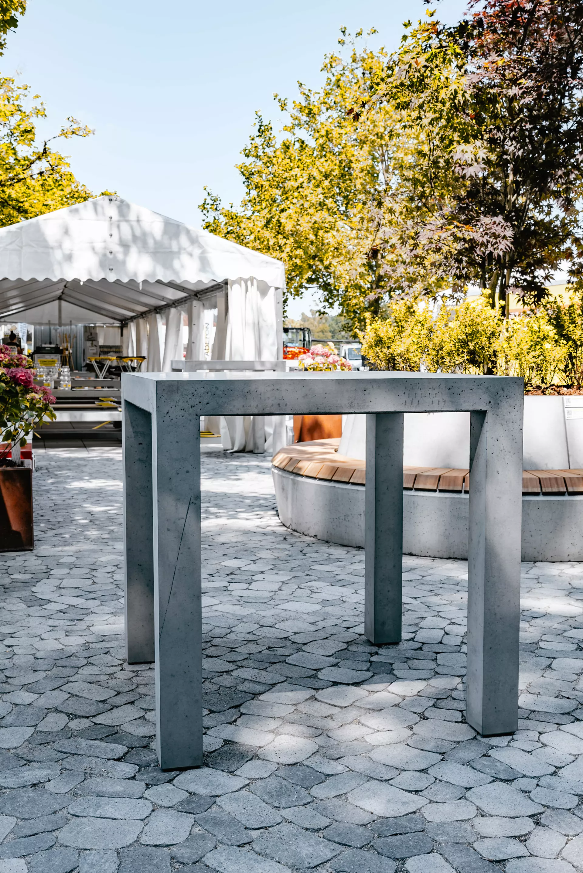 INTERMEZZO Stehtisch light grau glatt vollkantig bewehrt L 110 cm B 110 cm H 110 cm