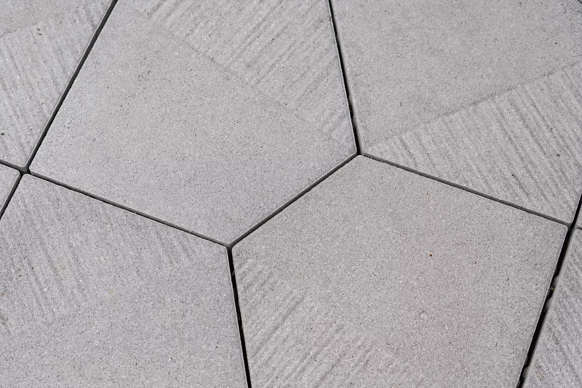 5-Eck Pflasterplatte Typ A + B grau glimmer glatt und strukturiert L 38.1 cm B 30.2 cm H 6 cm