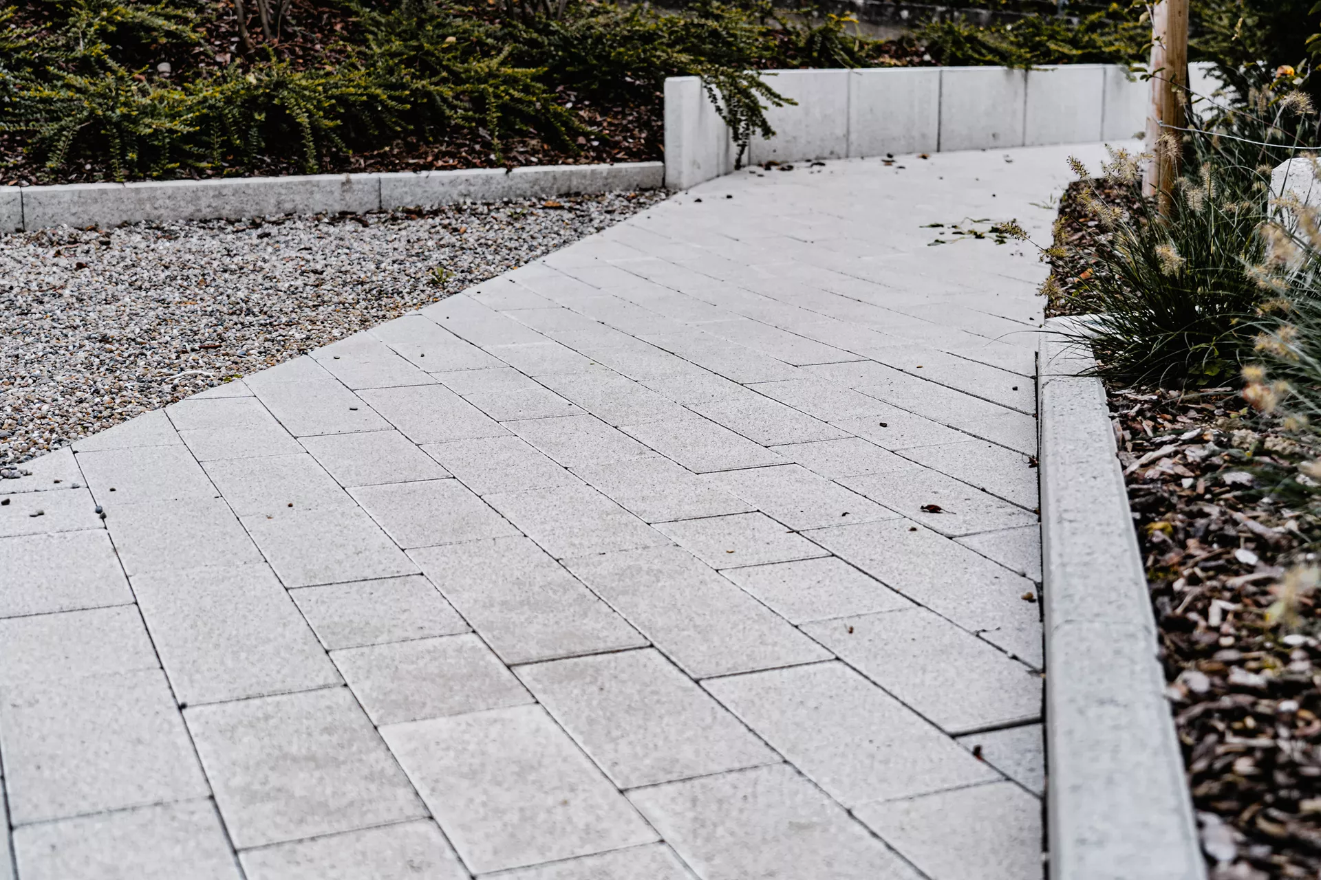 RAINA Pflasterstein grau glatt leicht gefast L 20-40 cm B 15 cm H 8 cm