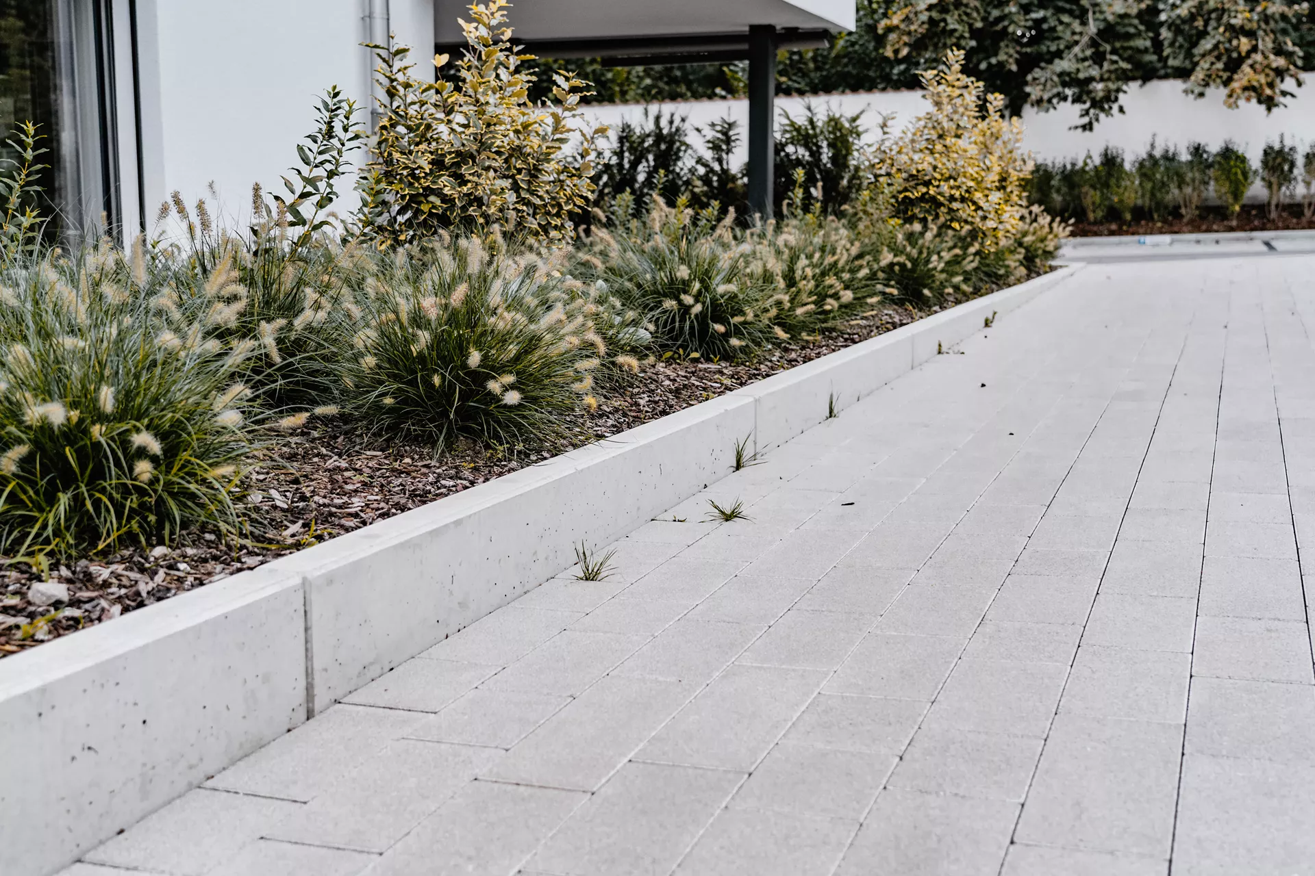 RAINA Pflasterstein grau glatt leicht gefast L 20-40 cm B 15 cm H 8 cm