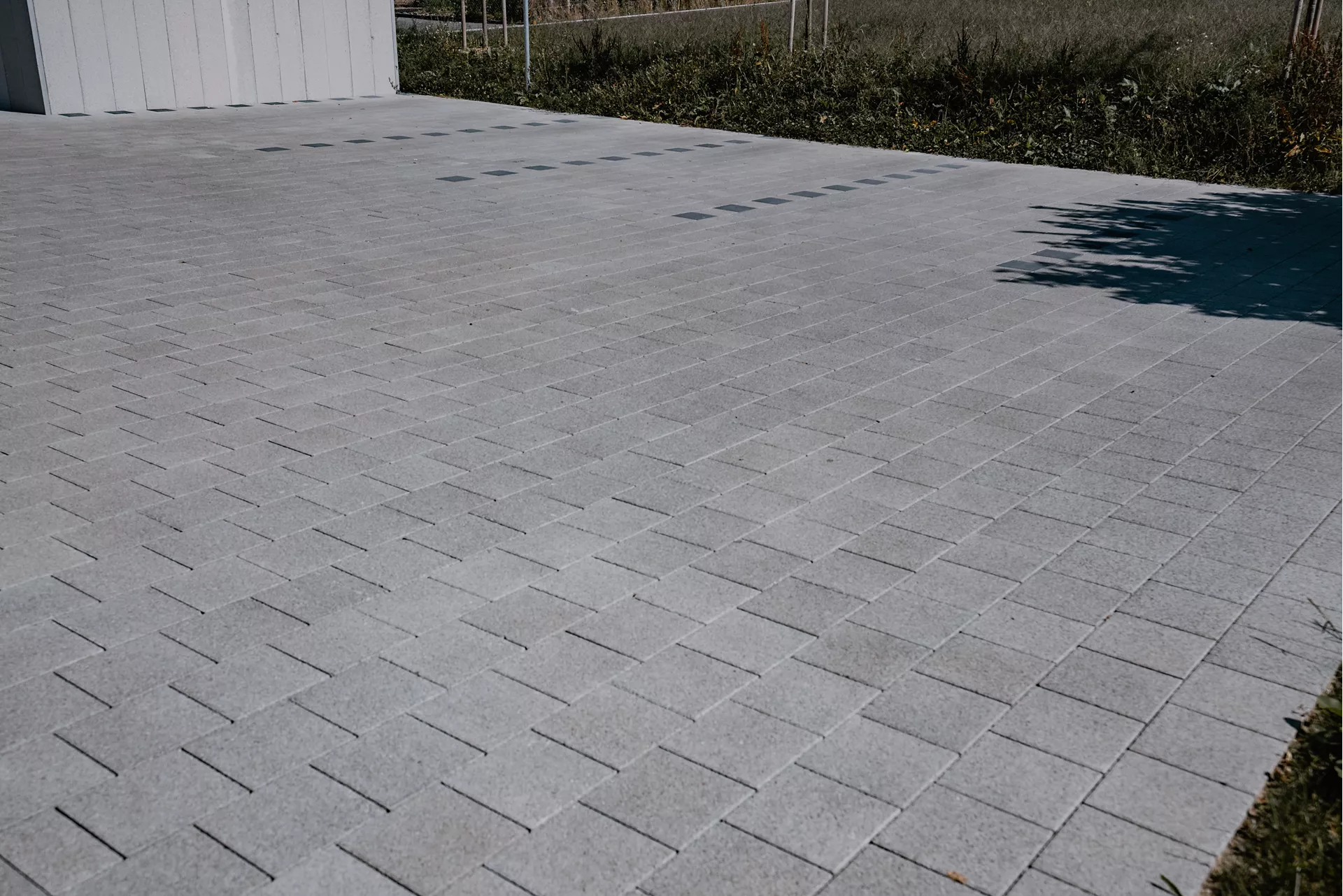 CARENA Sickerstein fino mit Nocken grau haufwerksporig gefast L 25 cm B 25 cm H 6 cm