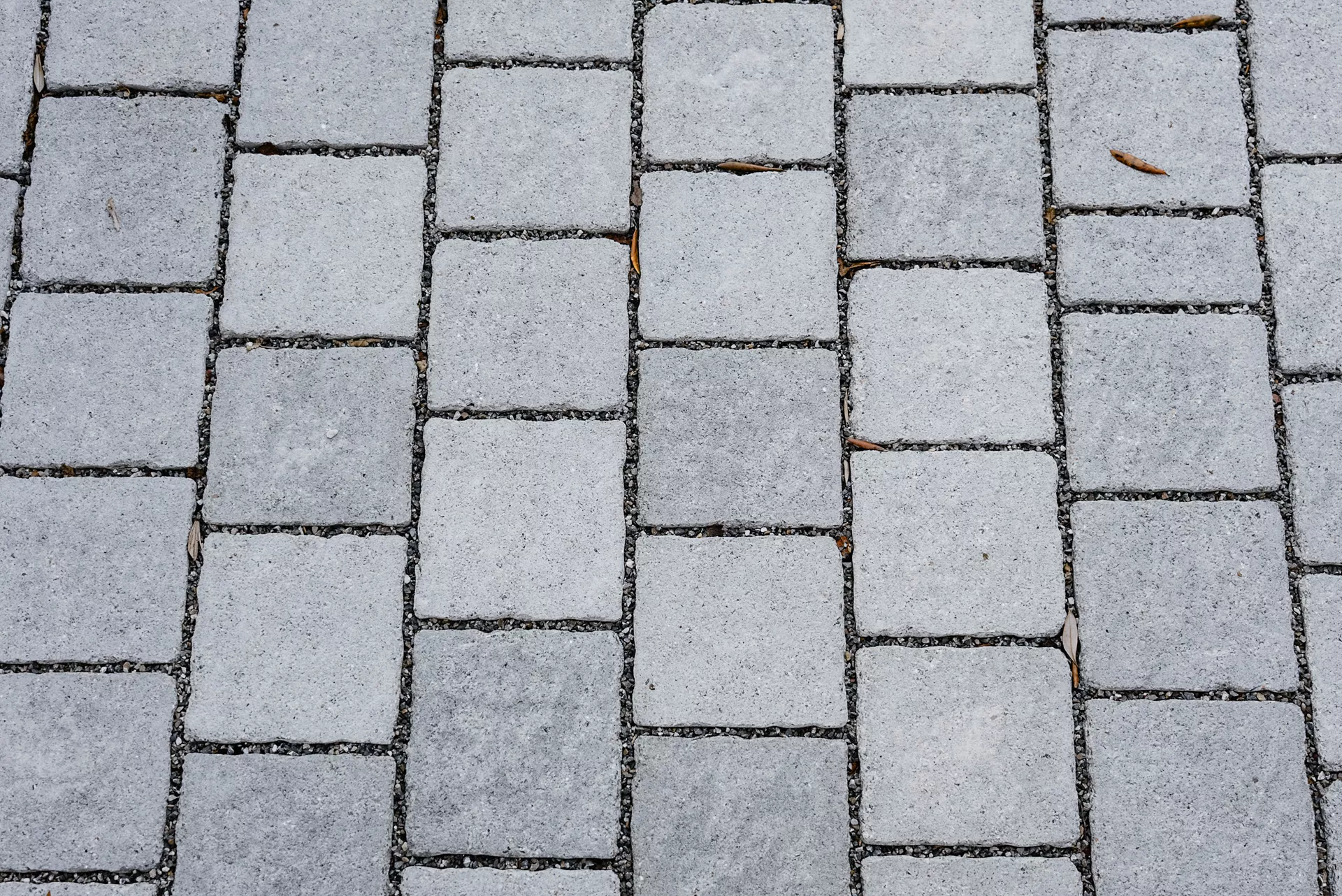 FRIEDA DRAIN Ökostein perlgrau strukturiert Kanten gebrochen L 13.8-16.8 cm B 15.1 cm H 7 cm