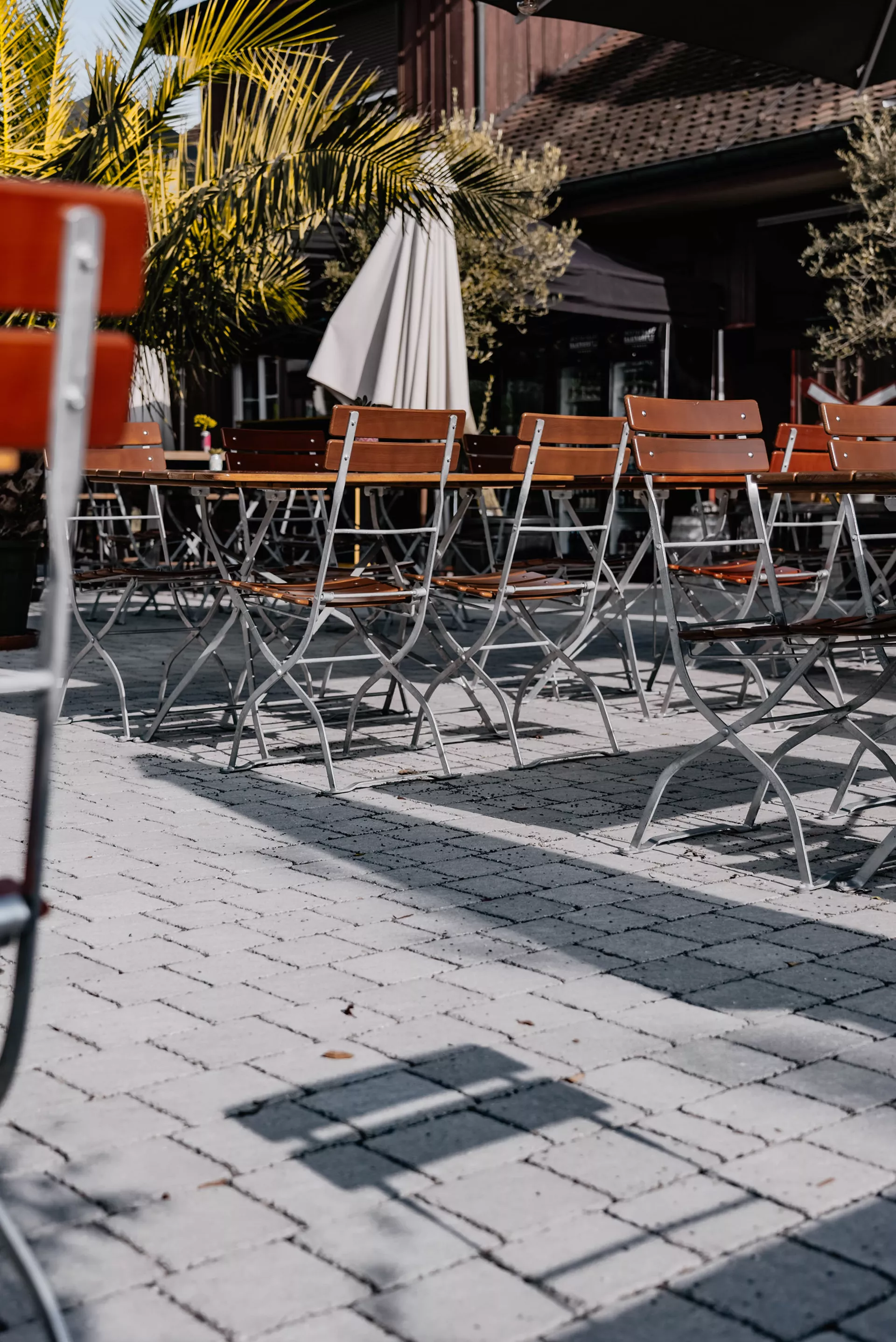 FRIEDA DRAIN Ökostein perlgrau strukturiert Kanten gebrochen L 13.8-16.8 cm B 15.1 cm H 7 cm