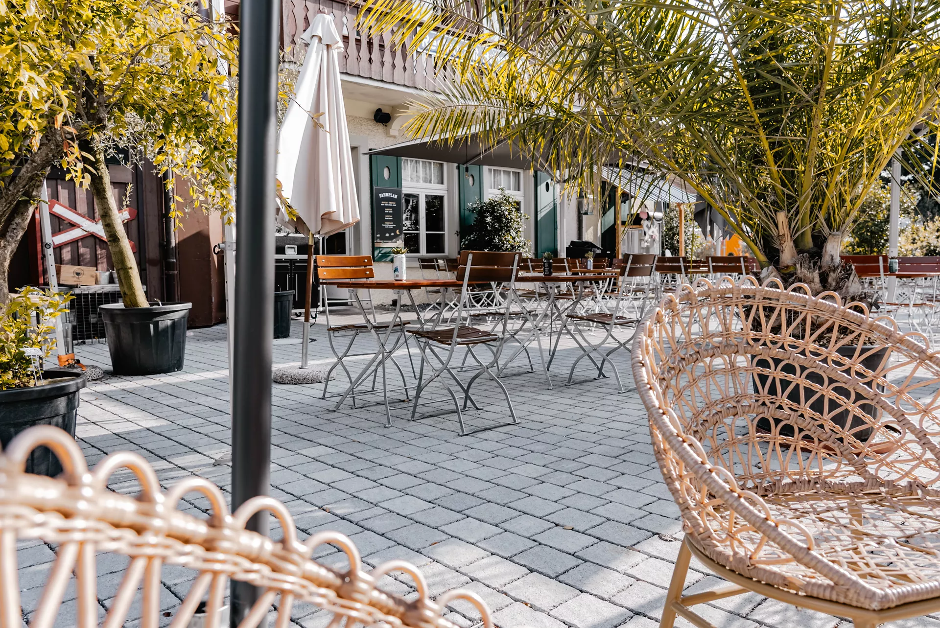 FRIEDA DRAIN Ökostein perlgrau strukturiert Kanten gebrochen L 13.8-16.8 cm B 15.1 cm H 7 cm