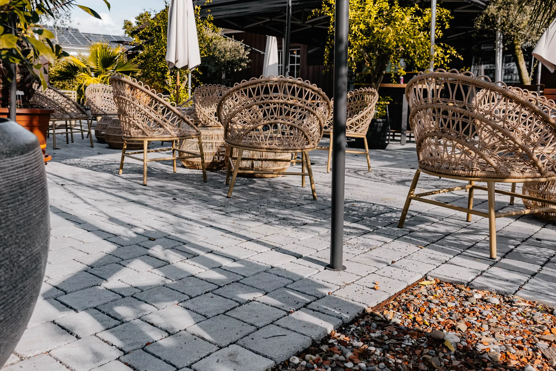 FRIEDA DRAIN Ökostein perlgrau strukturiert Kanten gebrochen L 13.8-16.8 cm B 15.1 cm H 7 cm