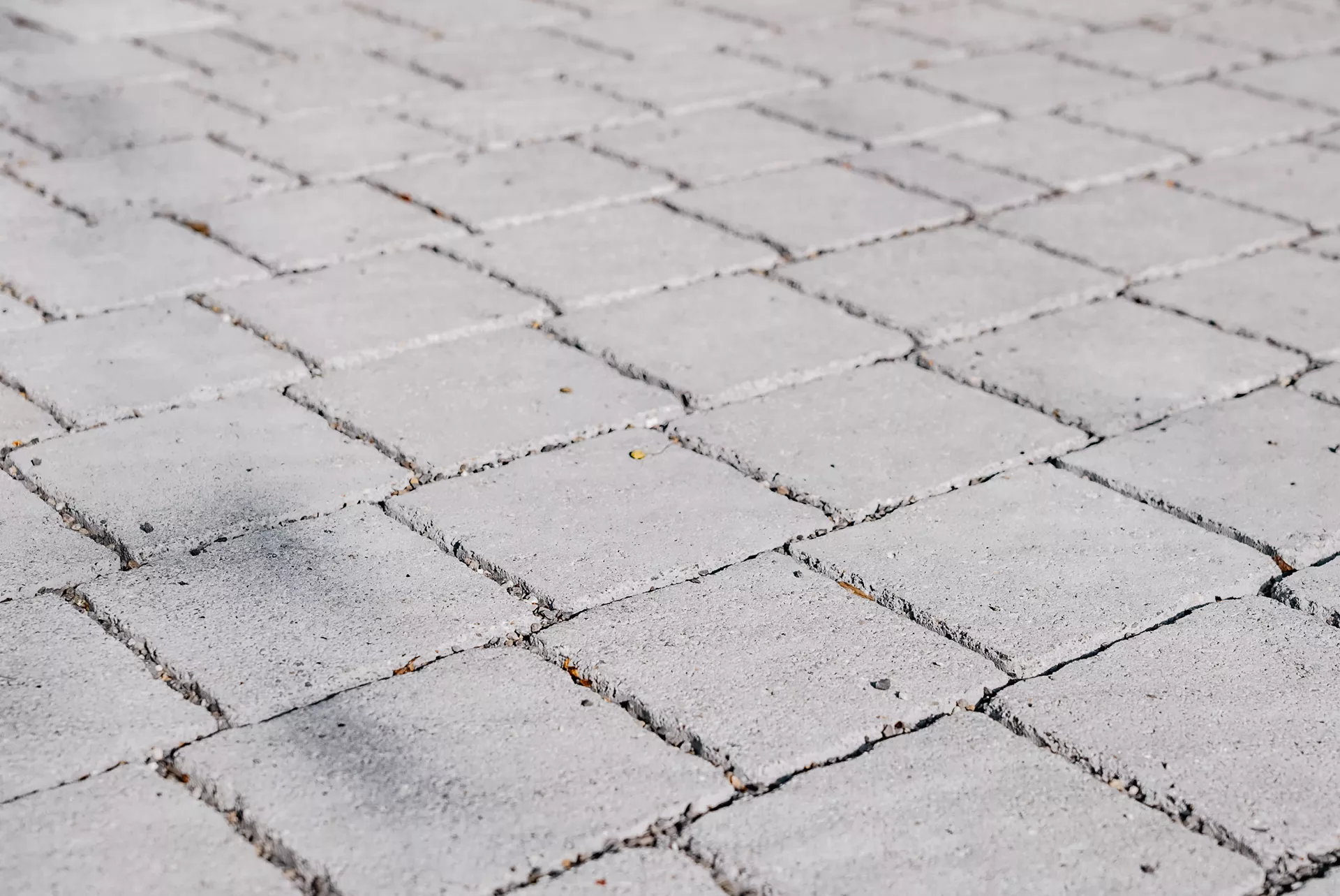 FRIEDA DRAIN Ökostein perlgrau strukturiert Kanten gebrochen L 13.8-16.8 cm B 15.1 cm H 7 cm