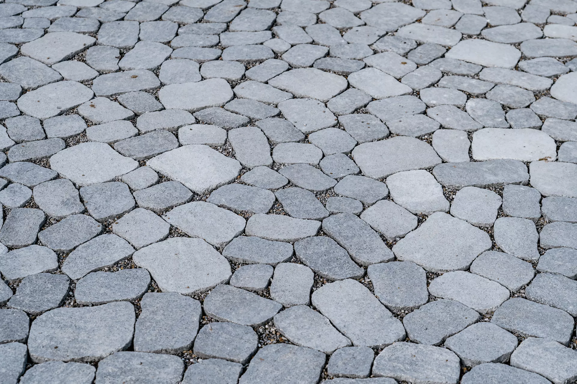 ARENA VISTA Pflasterstein perlgrau strukturiert Kanten gebr. L 6.5 - 23.8 cm B 8.3 - 16.4 cm H 7 cm