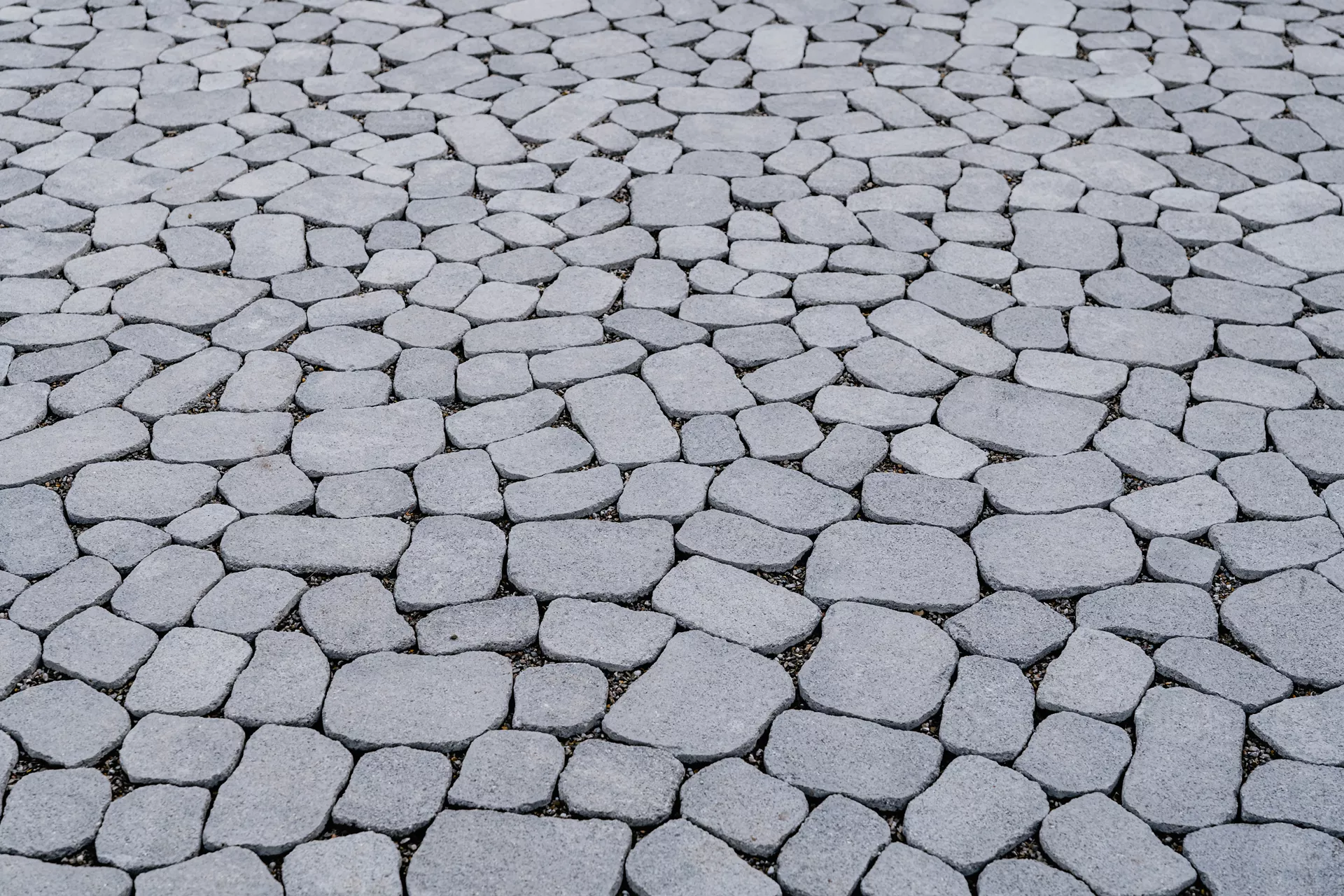 ARENA VISTA Pflasterstein perlgrau strukturiert Kanten gebr. L 6.5 - 23.8 cm B 8.3 - 16.4 cm H 7 cm