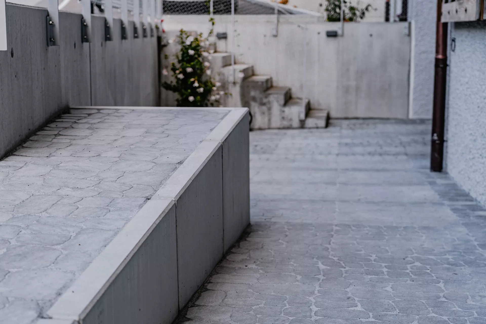 ARENA VISTA Pflasterstein perlgrau strukturiert Kanten gebr. L 6.5 - 23.8 cm B 8.3 - 16.4 cm H 7 cm