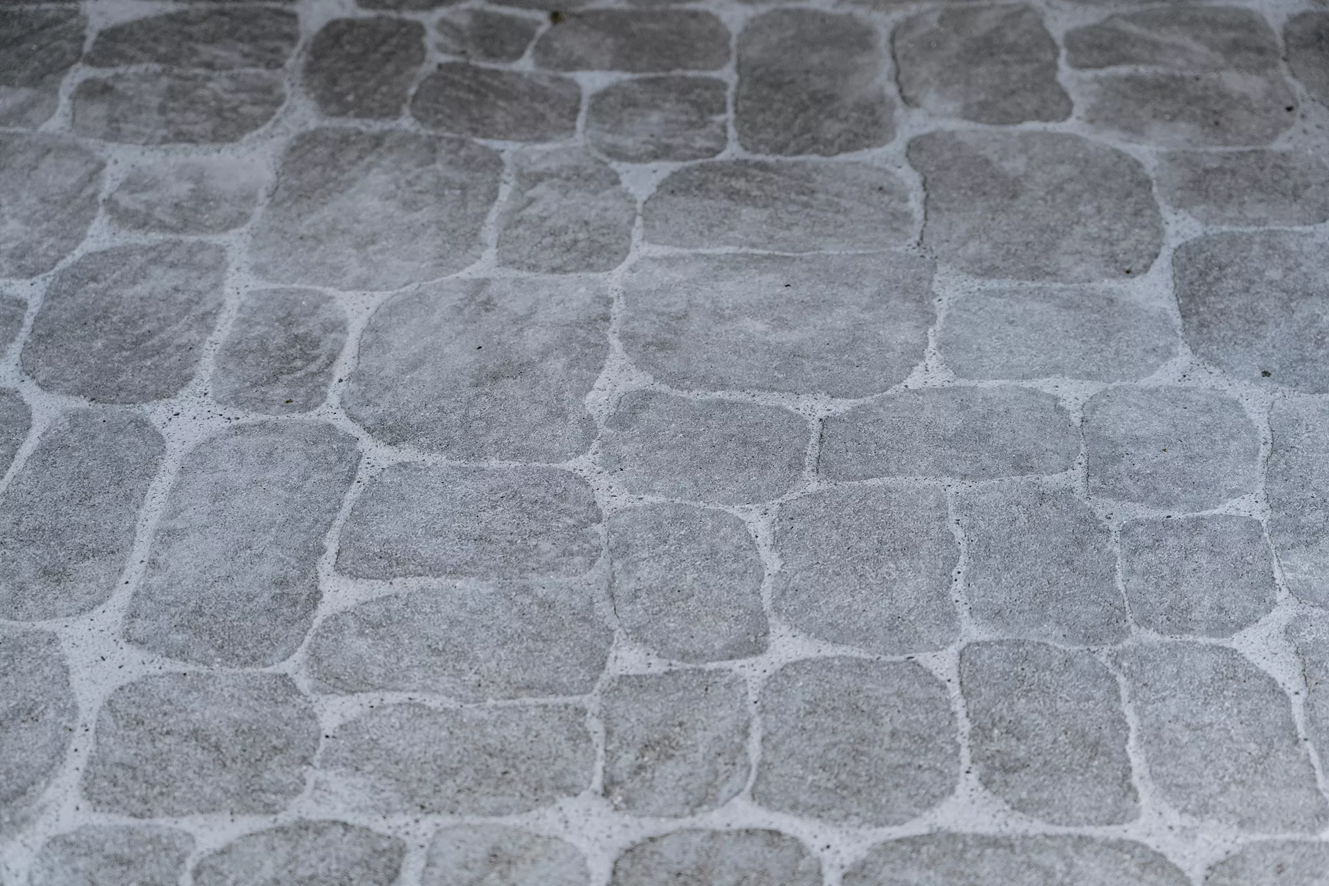 ARENA VISTA Pflasterstein perlgrau strukturiert Kanten gebr. L 6.5 - 23.8 cm B 8.3 - 16.4 cm H 7 cm