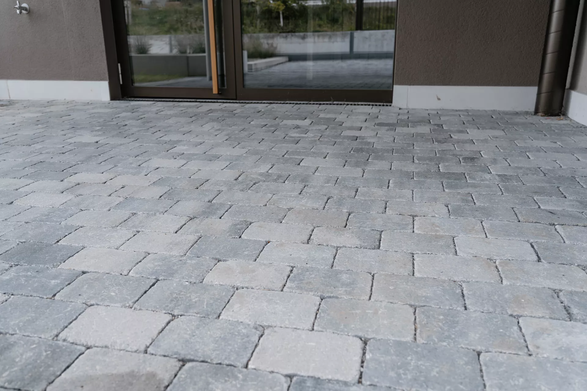 TEGULA Pflasterstein grau glatt Kanten gebrochen L 22 cm B 16 cm H 6 cm
