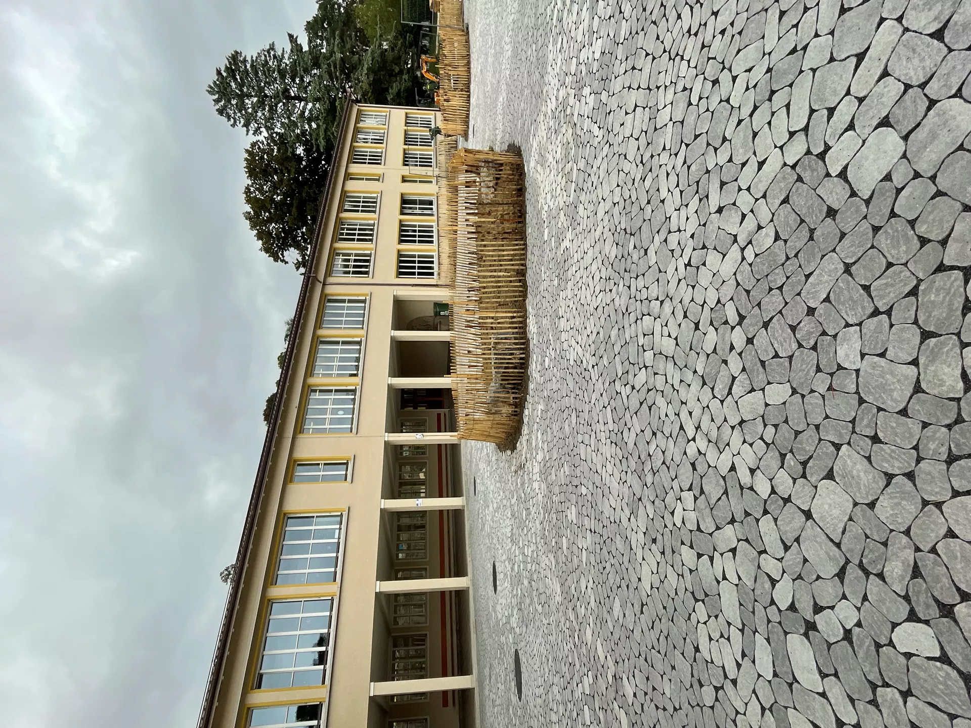 ARENA VISTA Pflasterstein perlgrau strukturiert Kanten gebr. L 6.5 - 23.8 cm B 8.3 - 16.4 cm H 7 cm