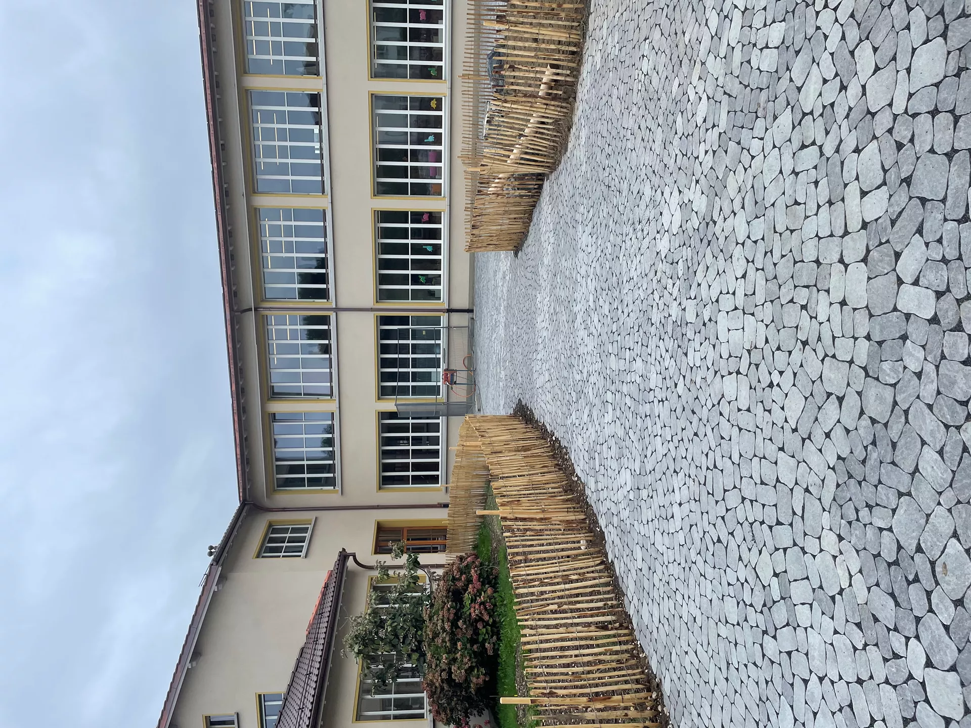 ARENA VISTA Pflasterstein perlgrau strukturiert Kanten gebr. L 6.5 - 23.8 cm B 8.3 - 16.4 cm H 7 cm