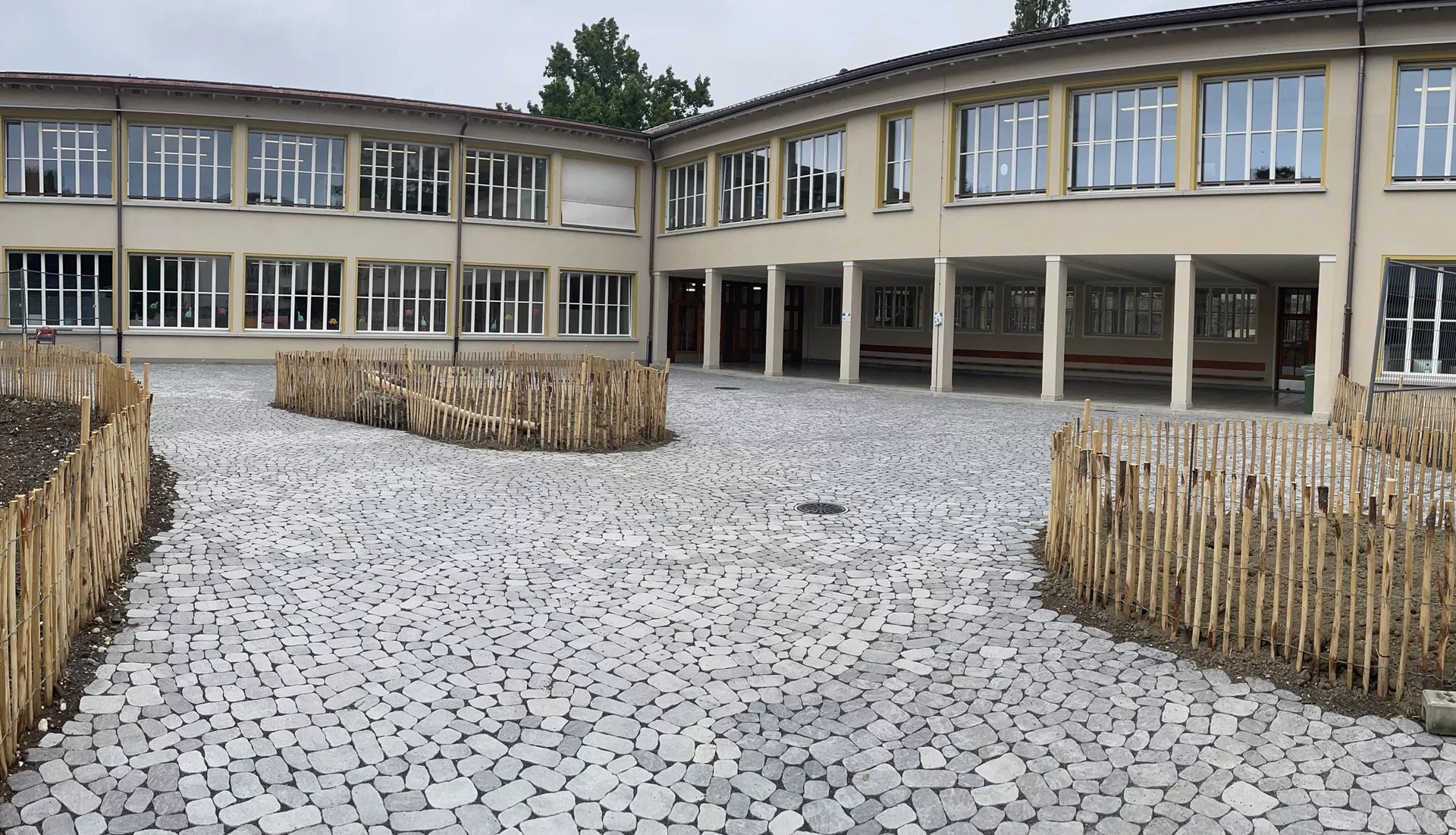 ARENA VISTA Pflasterstein perlgrau strukturiert Kanten gebr. L 6.5 - 23.8 cm B 8.3 - 16.4 cm H 7 cm