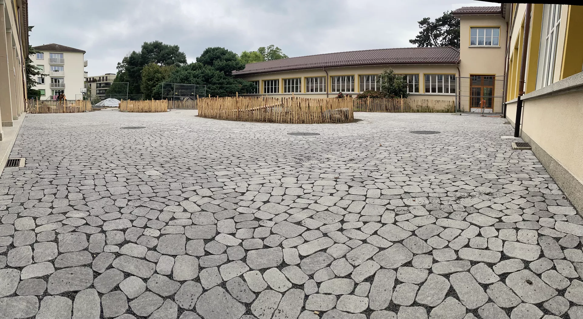 ARENA VISTA Pflasterstein perlgrau strukturiert Kanten gebr. L 6.5 - 23.8 cm B 8.3 - 16.4 cm H 7 cm