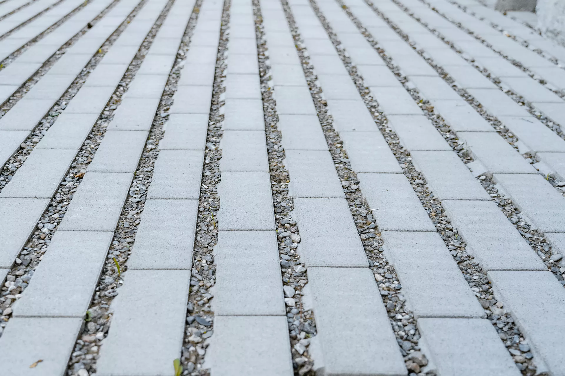 CLIMA STONE Rasen mit BRIDGE Nockenverbund grau fein gefast L 28 cm B 14 cm H 8 cm