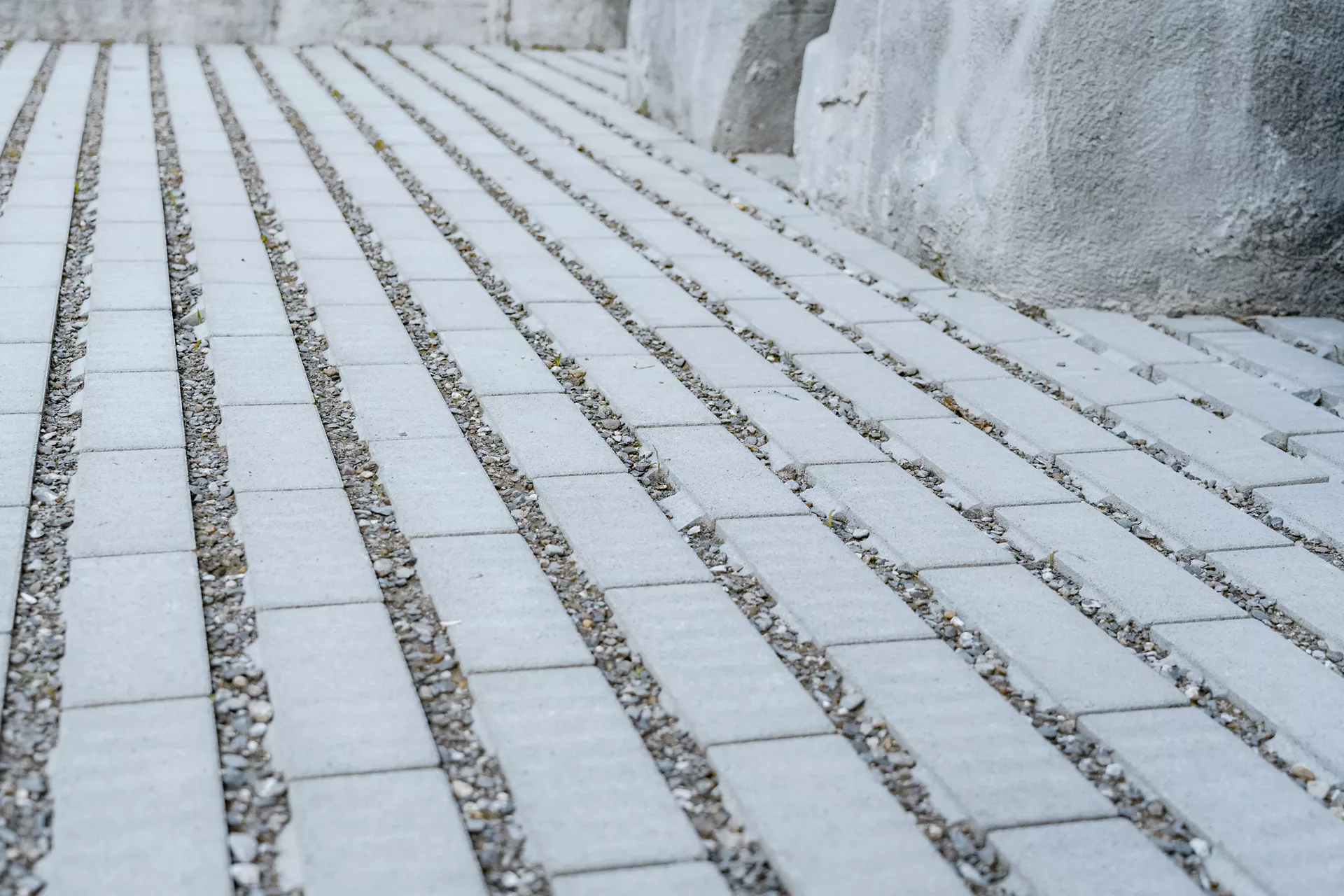 CLIMA STONE Rasen mit BRIDGE Nockenverbund grau fein gefast L 28 cm B 14 cm H 8 cm